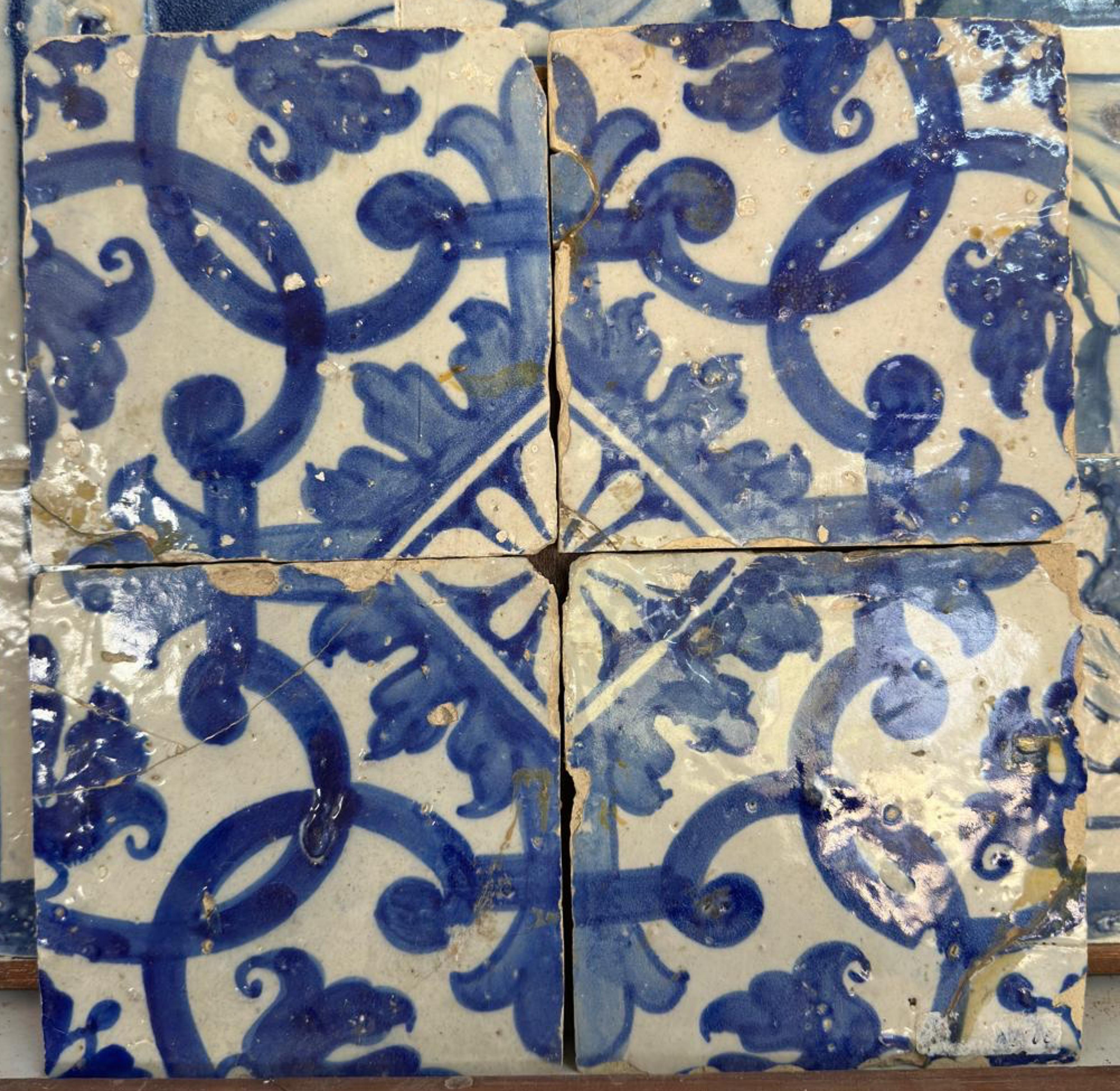 (4) Four Portuguese Tiles 17th Century (1630/1680) Very Rare Collectible In Good Condition For Sale In Madrid, ES