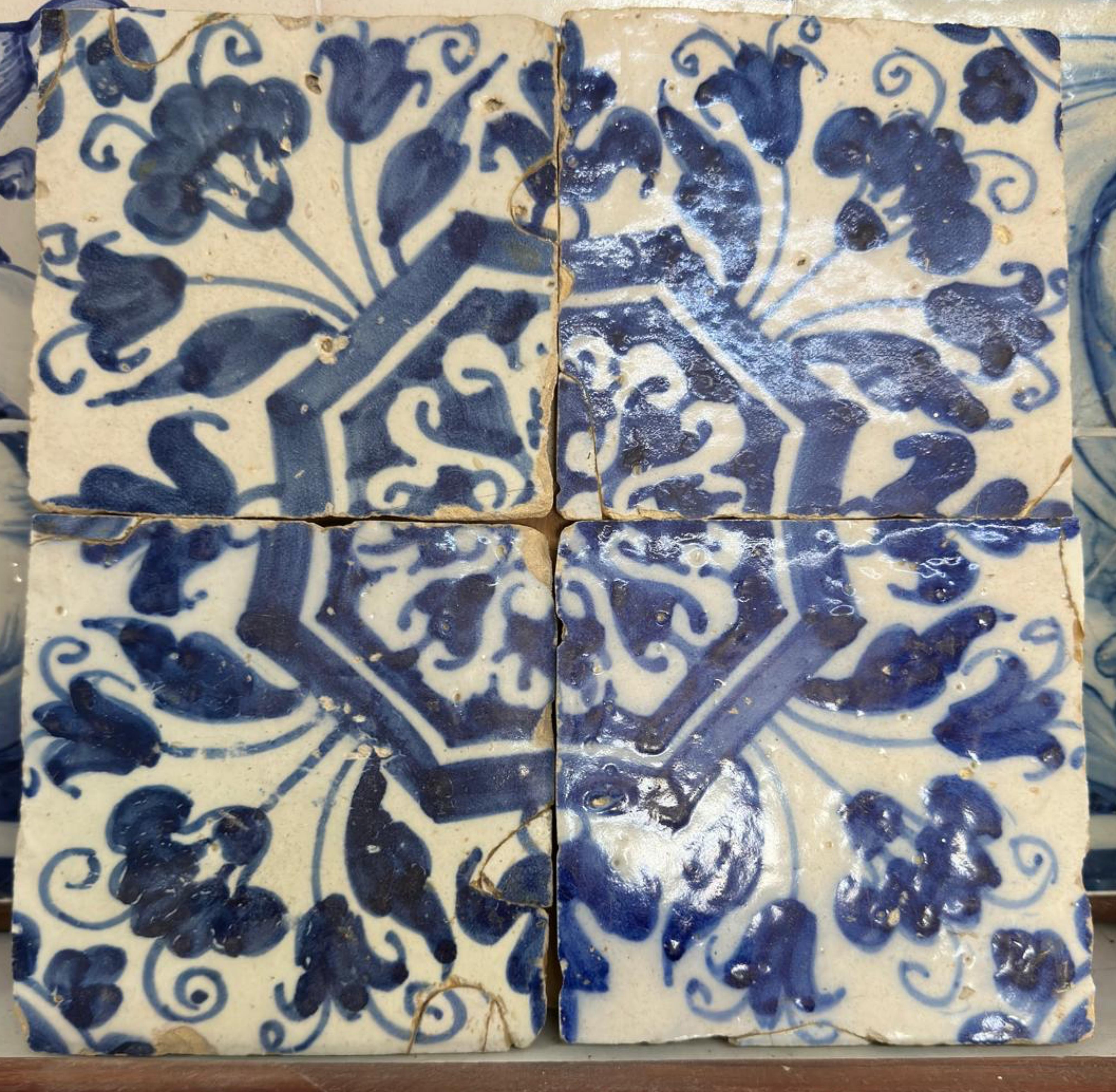 (4) Four Portuguese Tiles 17th Century (1630/1680) Very Rare Collectible In Good Condition For Sale In Madrid, ES