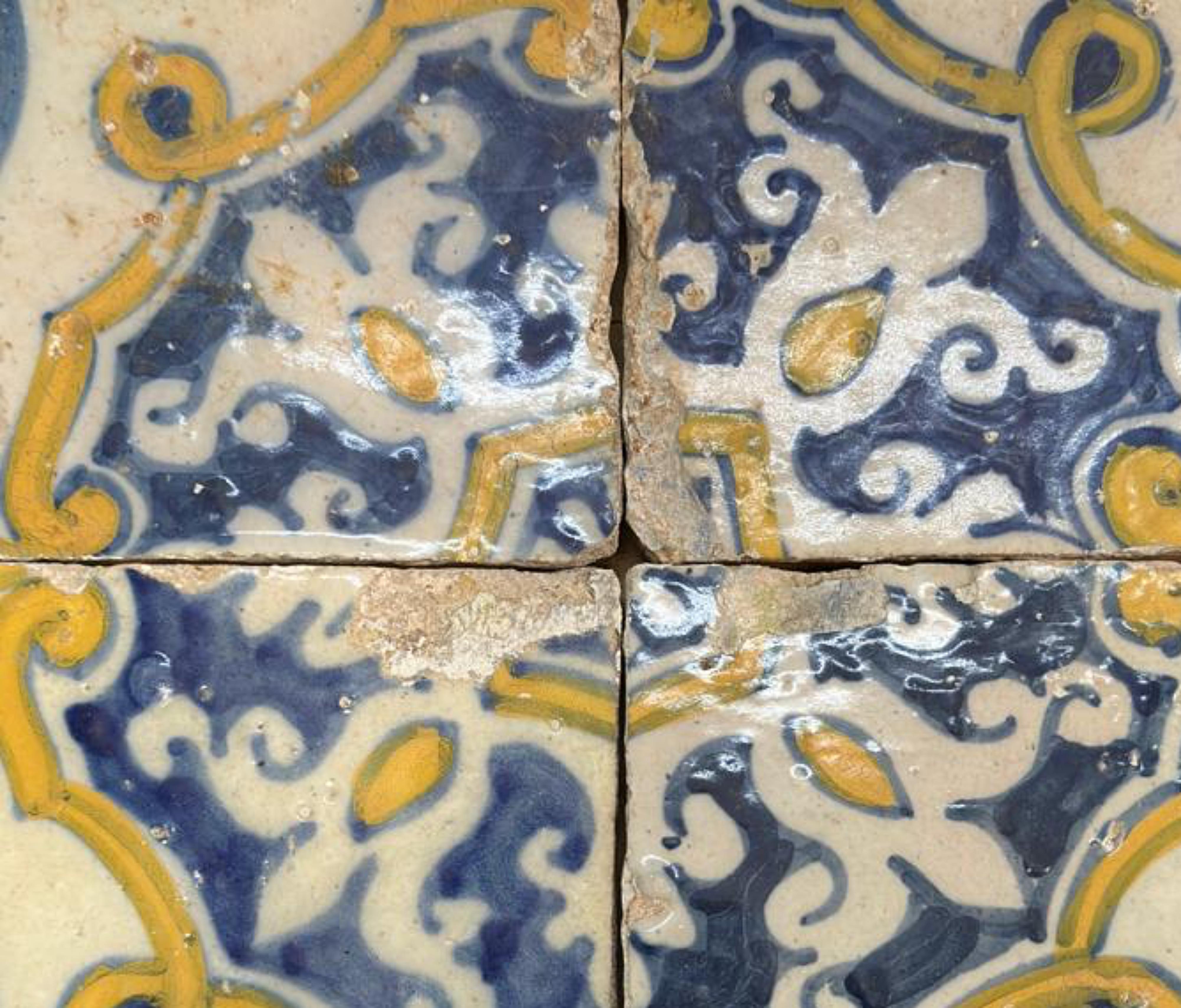 (4) Four Portuguese Tiles 17th Century (1630/1680) Very Rare Collectible In Good Condition For Sale In Madrid, ES