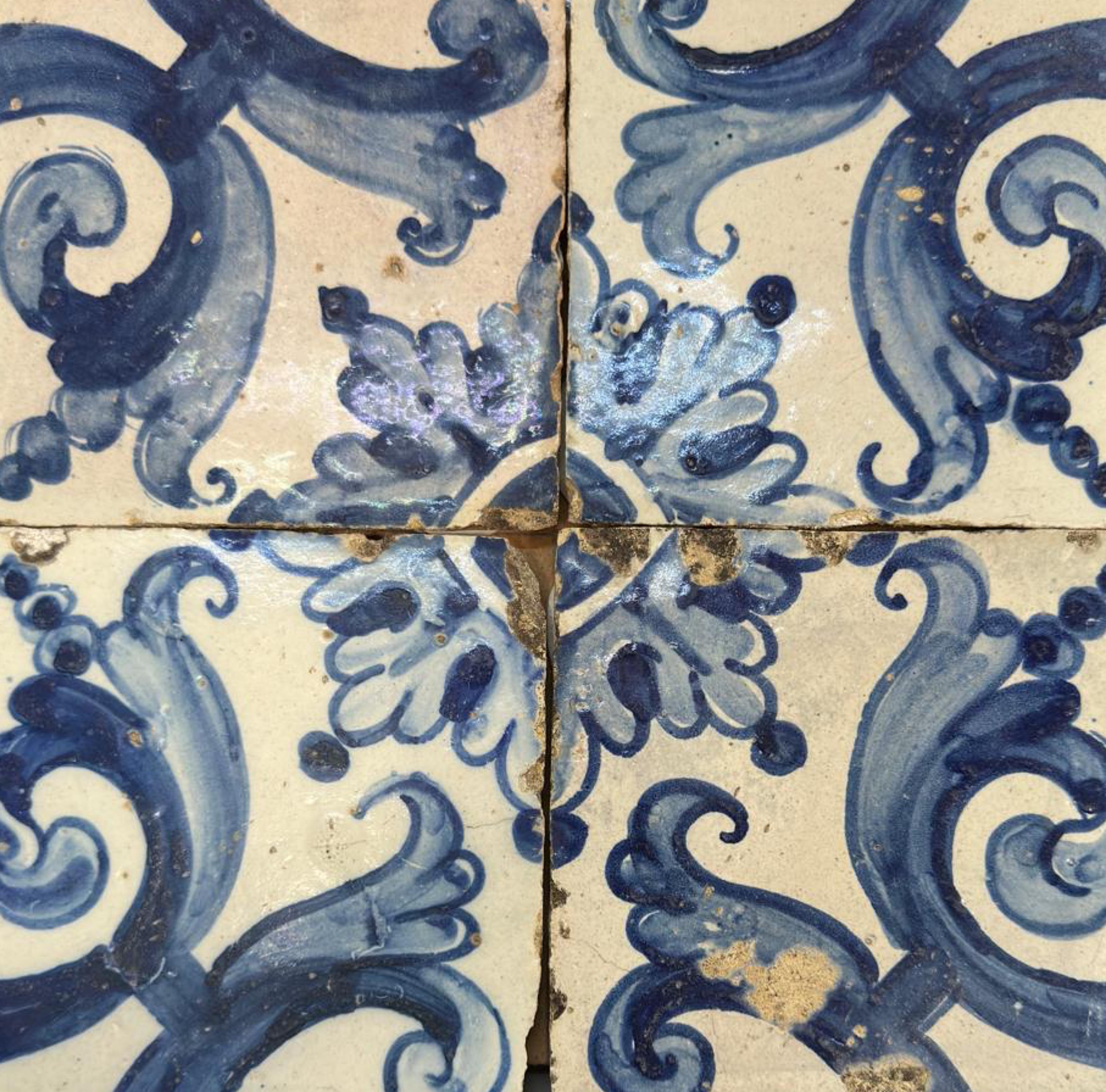 (4) Four Portuguese Tiles 17th Century (1630/1680) Very Rare Collectible In Good Condition For Sale In Madrid, ES