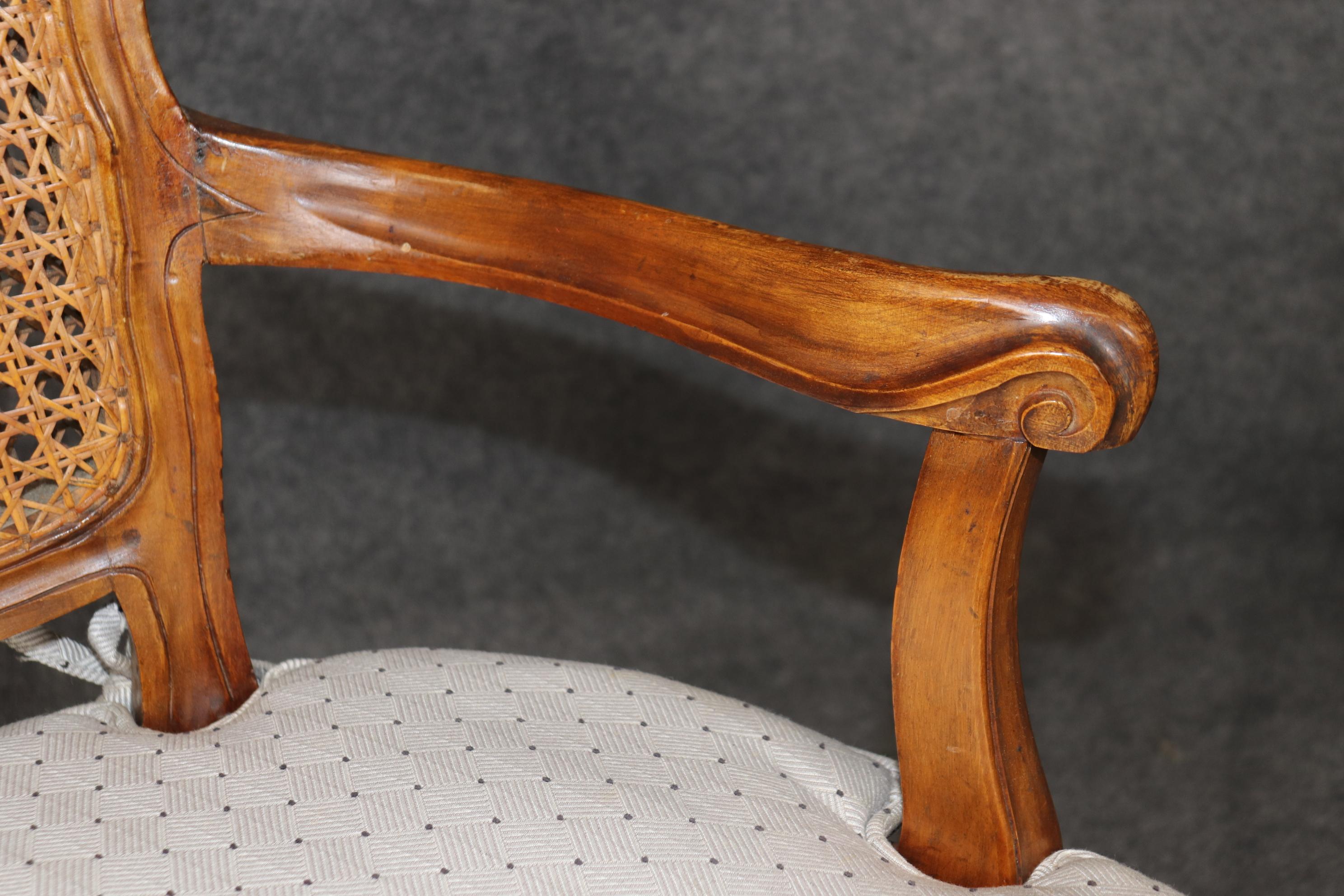 4 Poltrone aperte imbottite con schienale a canne in stile Louis XV francese in vendita 3