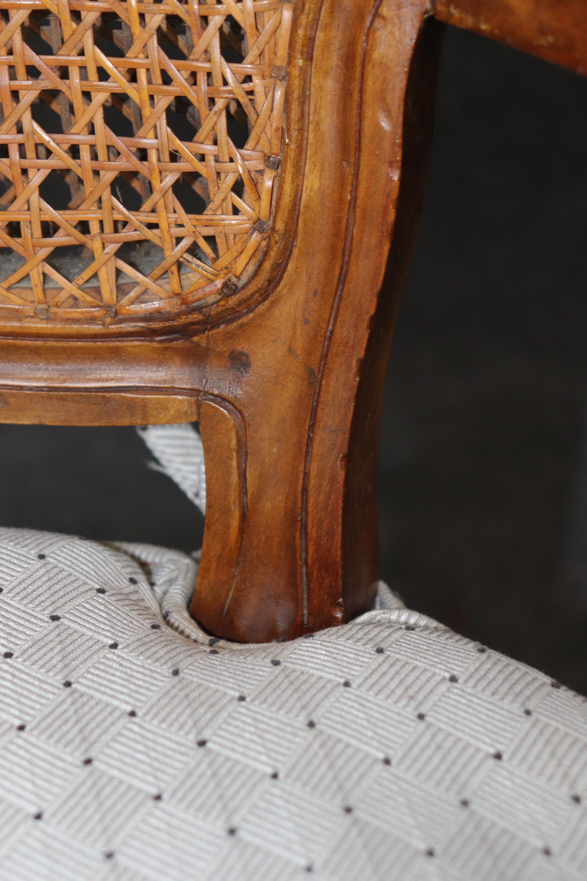 4 Poltrone aperte imbottite con schienale a canne in stile Louis XV francese in vendita 4