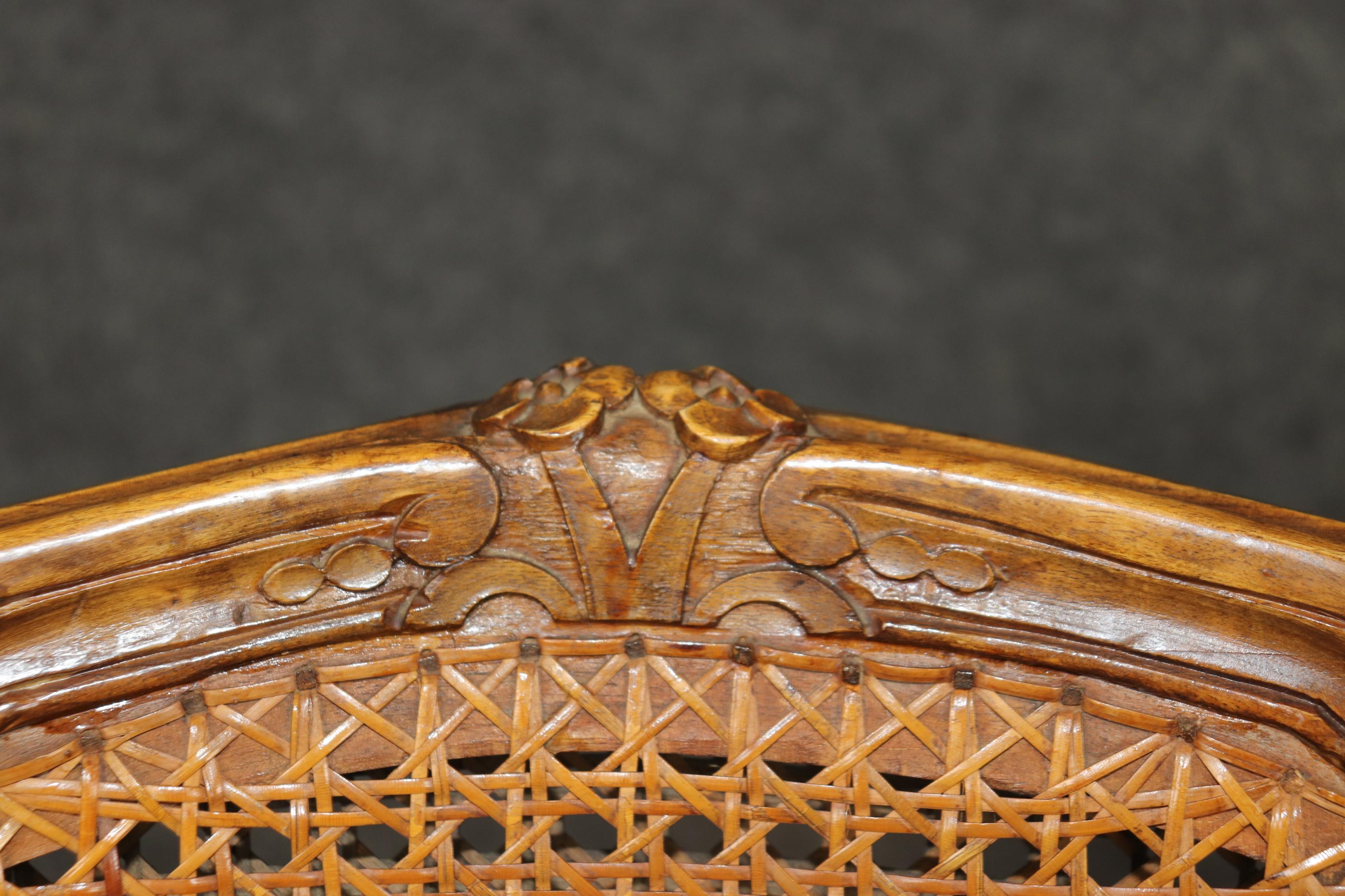 4 Poltrone aperte imbottite con schienale a canne in stile Louis XV francese in vendita 5