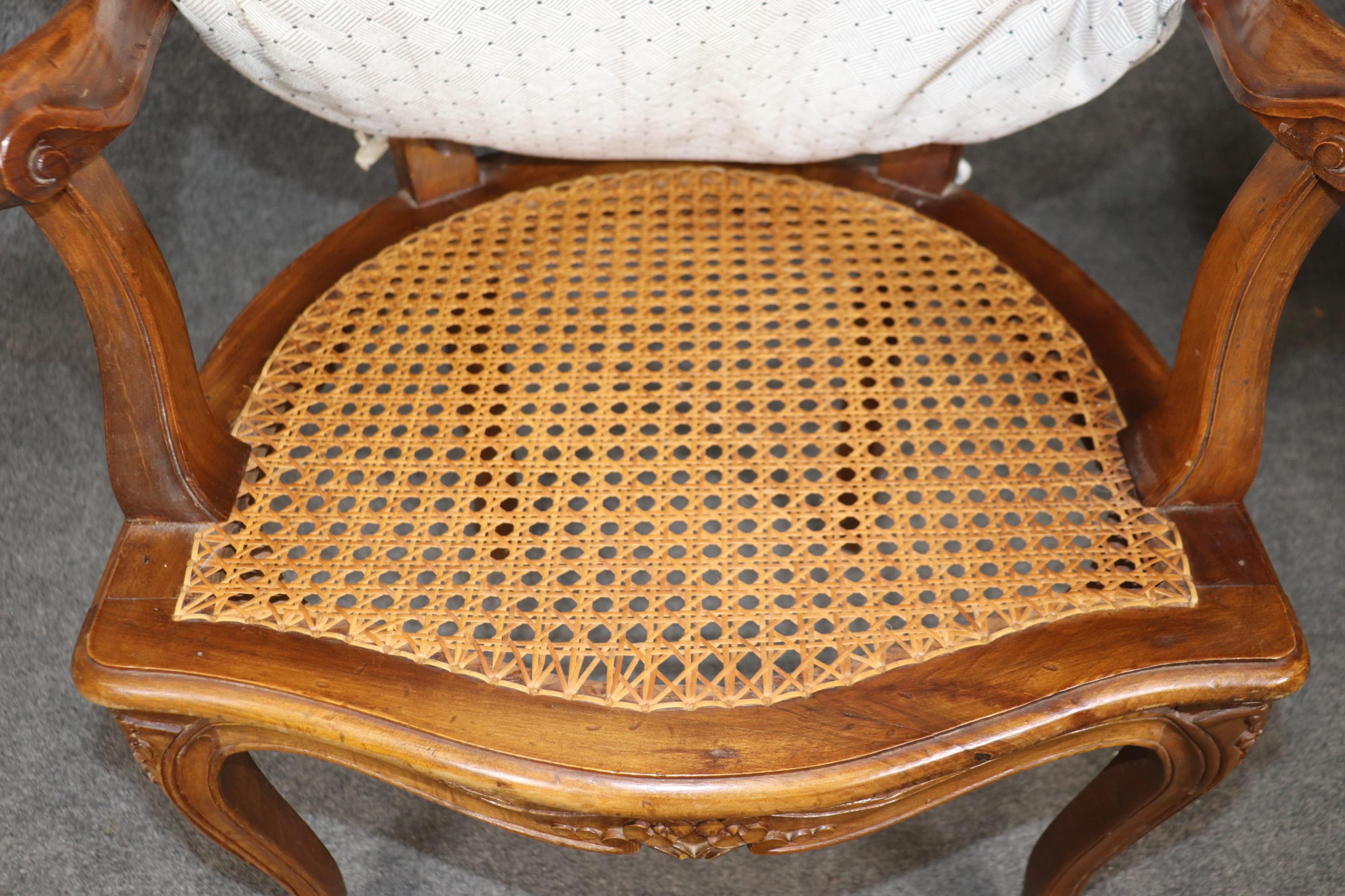 4 Poltrone aperte imbottite con schienale a canne in stile Louis XV francese in vendita 8