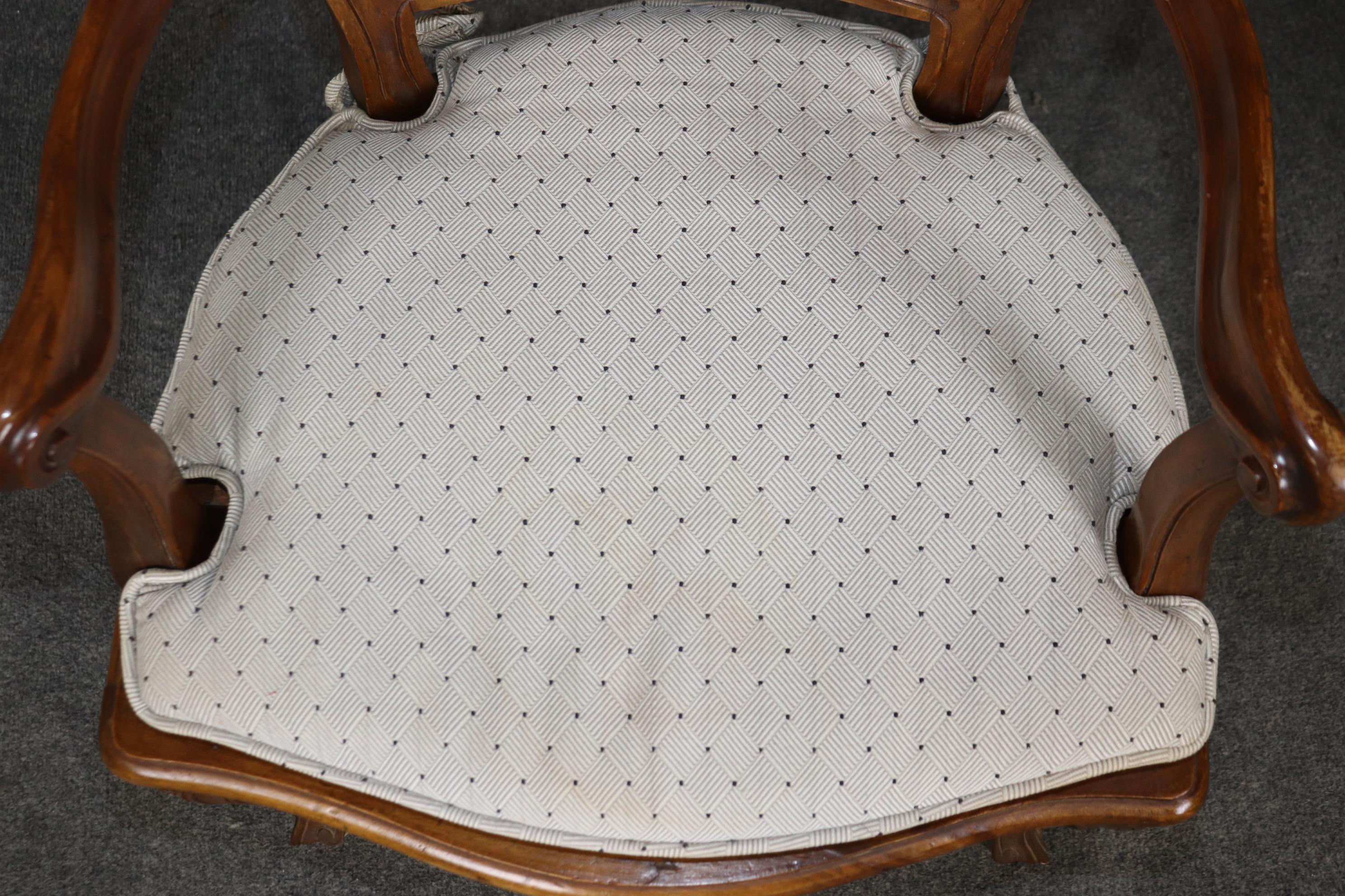 4 Poltrone aperte imbottite con schienale a canne in stile Louis XV francese in vendita 10