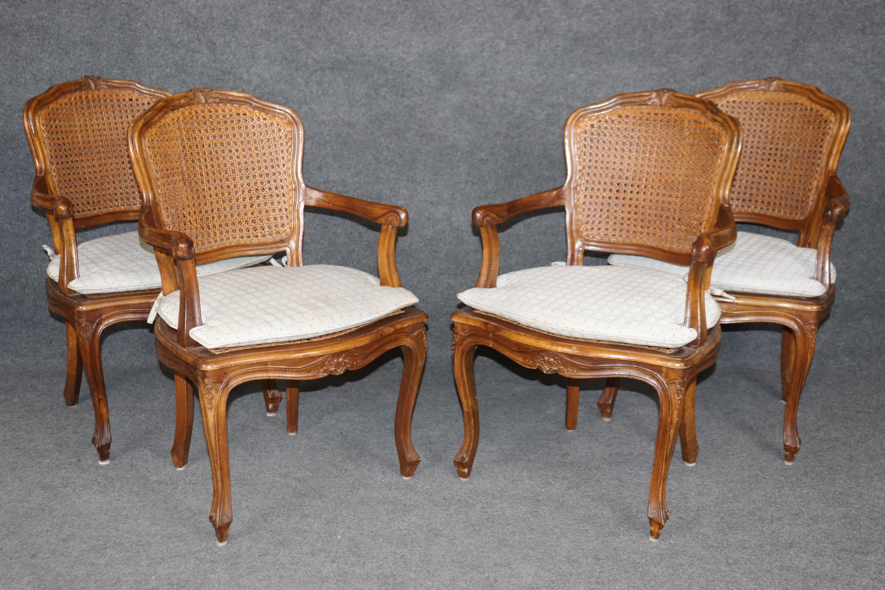 Dimensioni - H: 35 1/2 in L: 22 1/2 in D: 22 in SH: 19 in

Questo splendido set di quattro poltrone in stile Luigi XV francese del XX secolo incarna la grazia e l'eleganza del periodo French Rococo del XVIII secolo, con un raffinato adattamento alla
