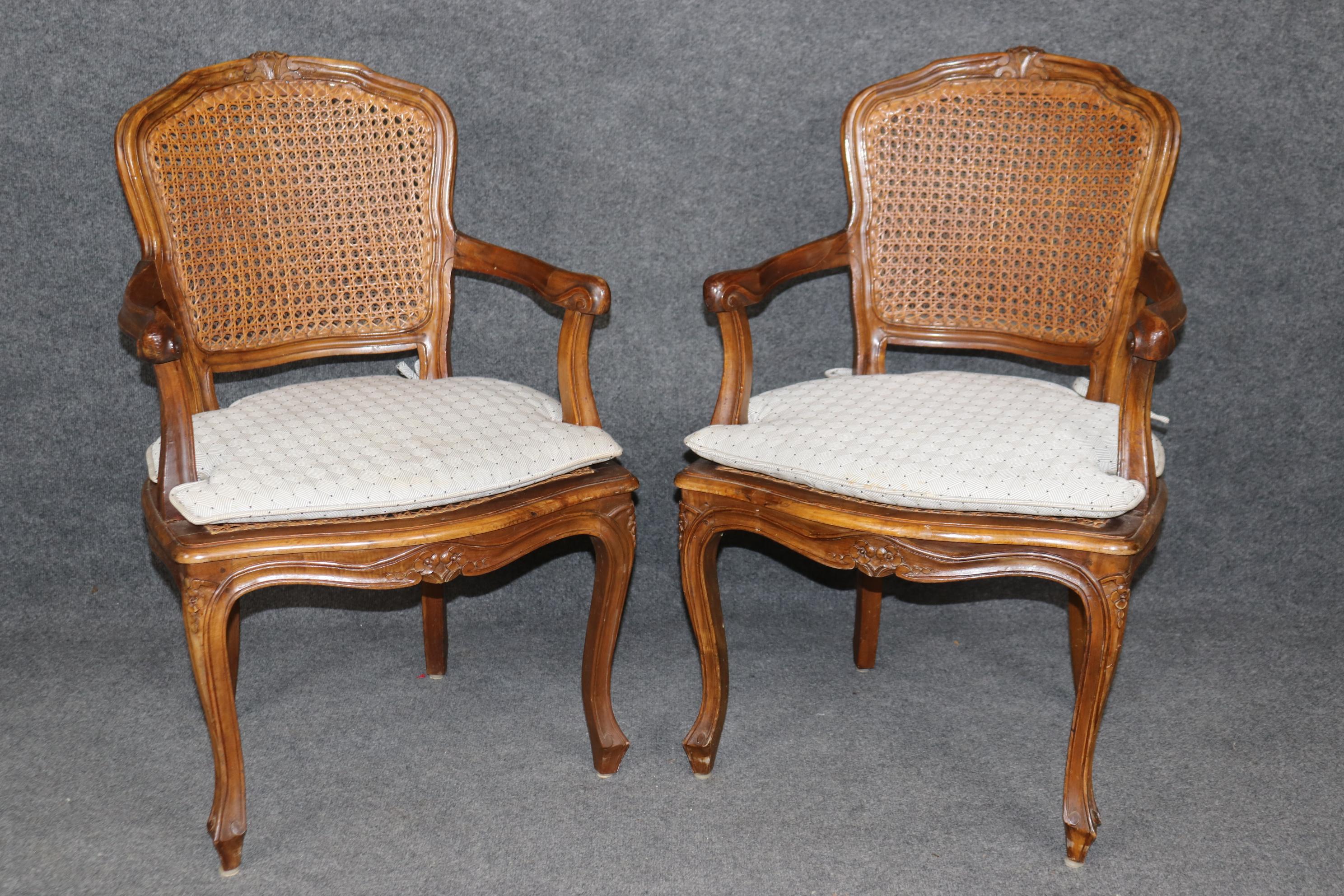 Luigi XV 4 Poltrone aperte imbottite con schienale a canne in stile Louis XV francese in vendita