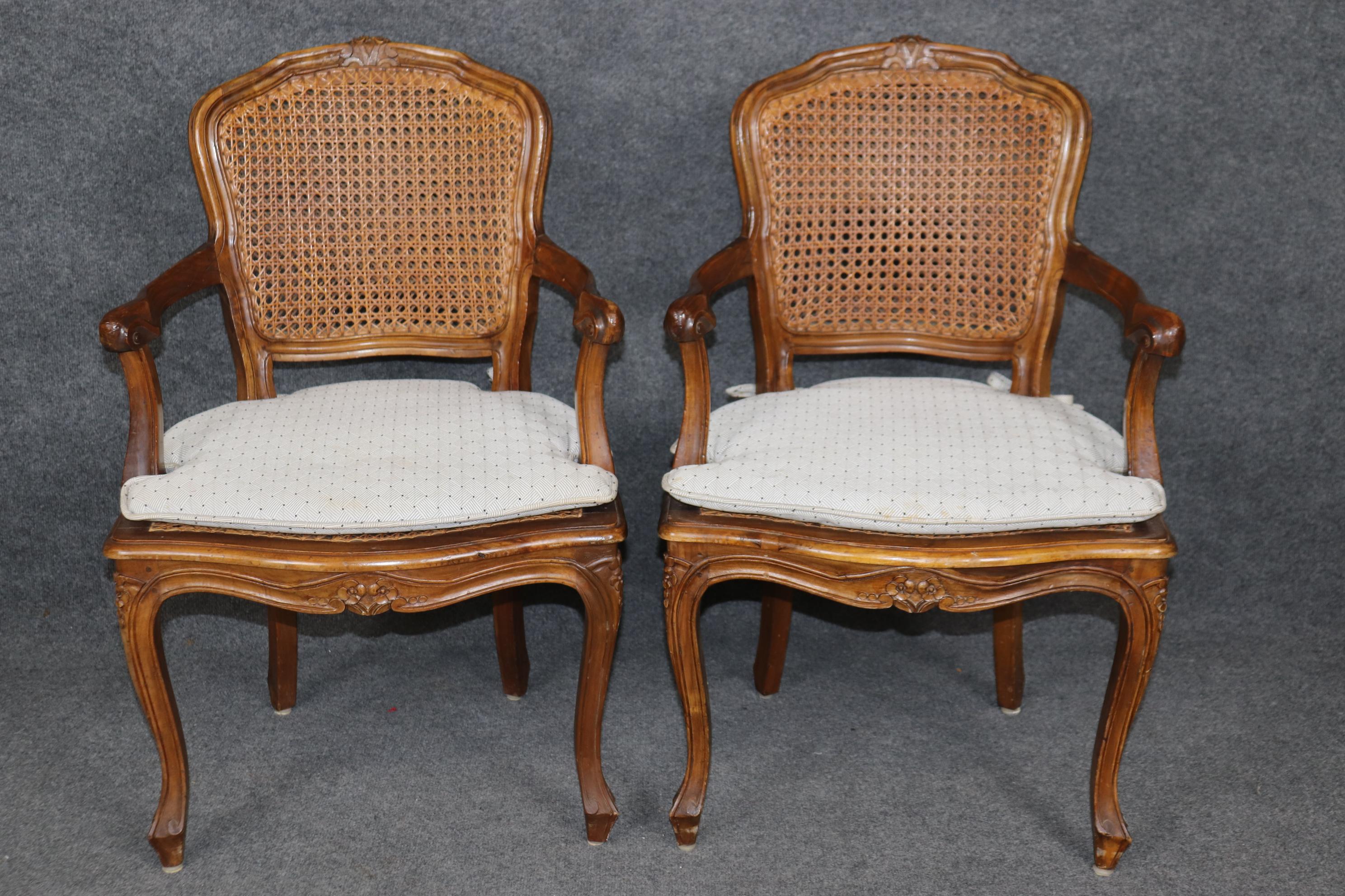 Francese 4 Poltrone aperte imbottite con schienale a canne in stile Louis XV francese in vendita