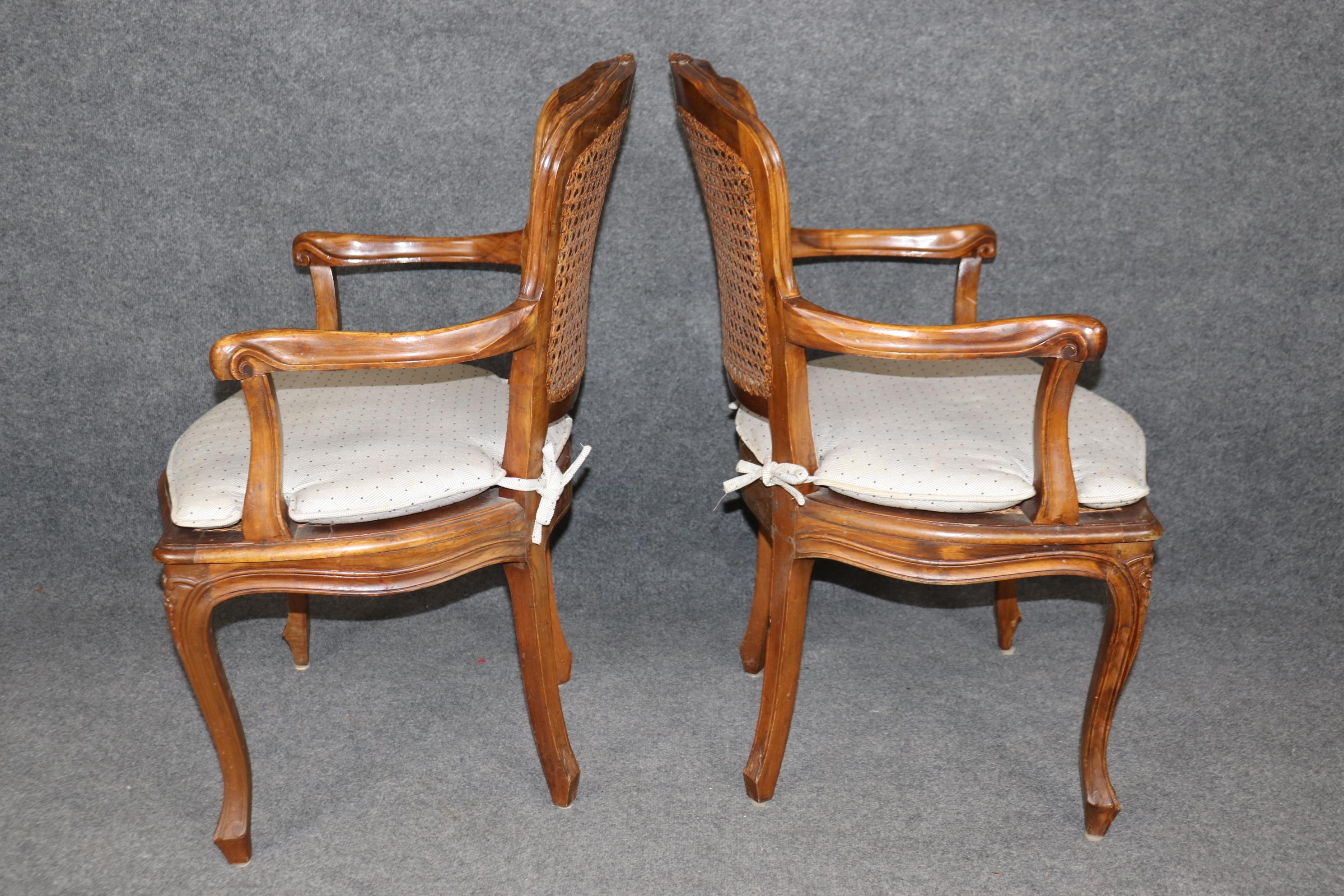 Intagliato 4 Poltrone aperte imbottite con schienale a canne in stile Louis XV francese in vendita