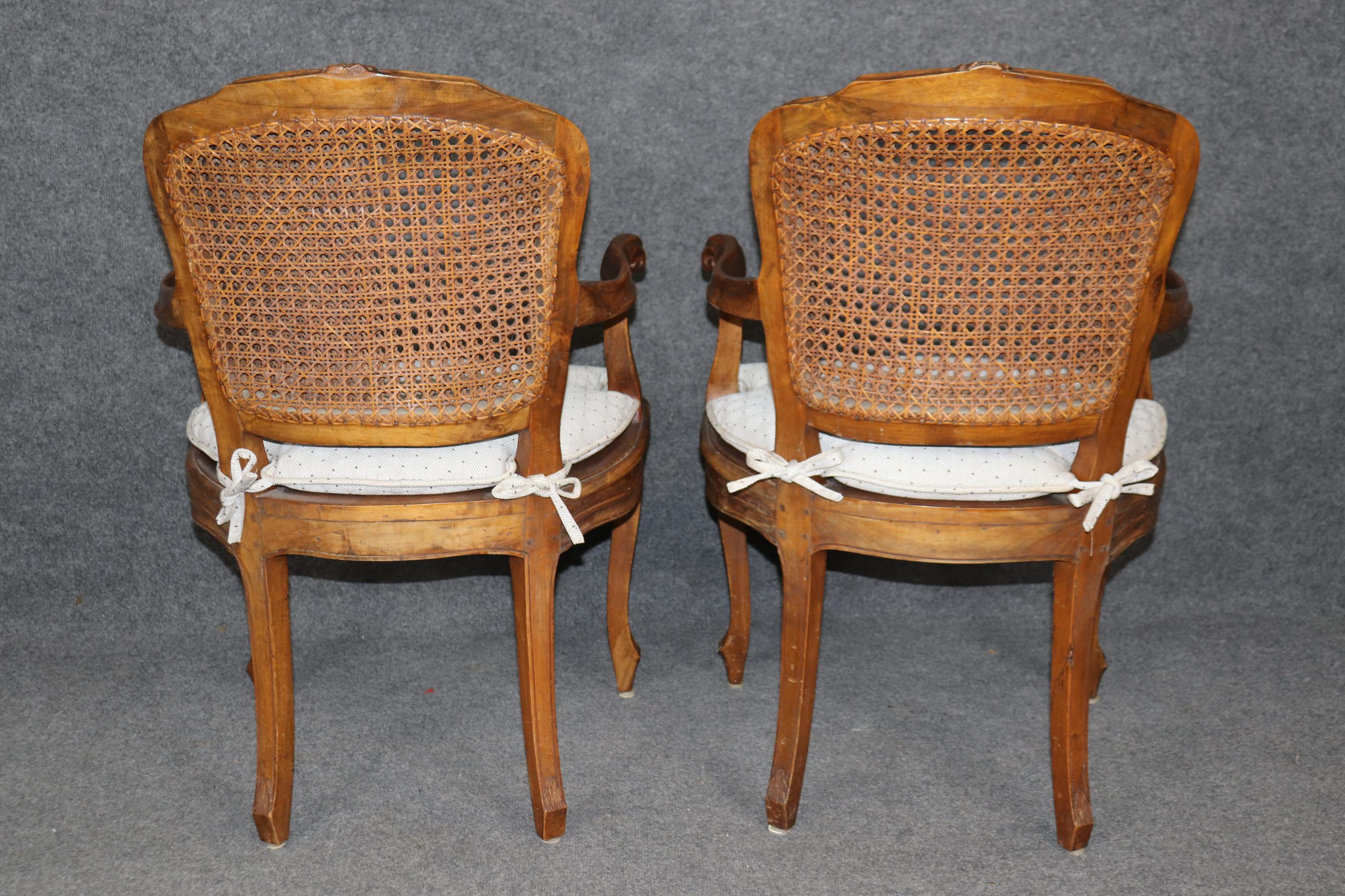 4 Poltrone aperte imbottite con schienale a canne in stile Louis XV francese In condizioni buone in vendita a Swedesboro, NJ