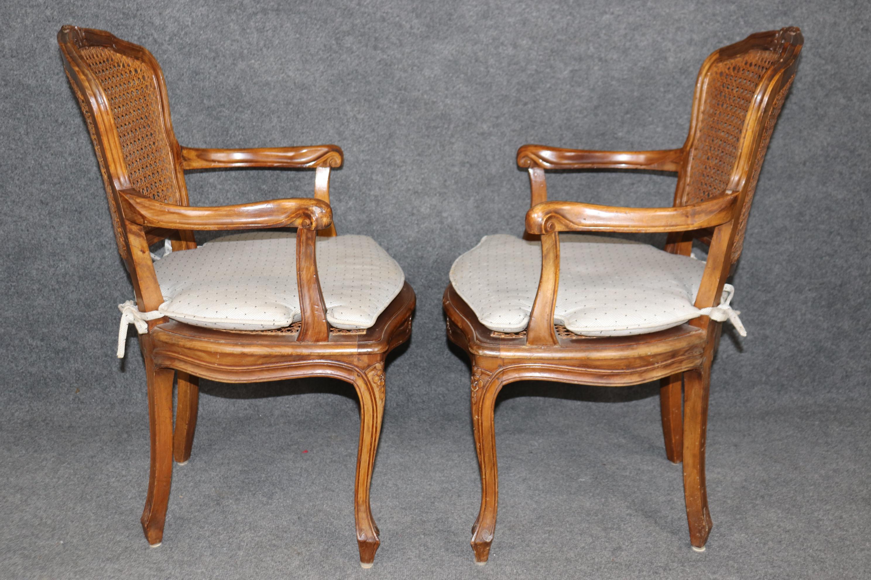 XX secolo 4 Poltrone aperte imbottite con schienale a canne in stile Louis XV francese in vendita