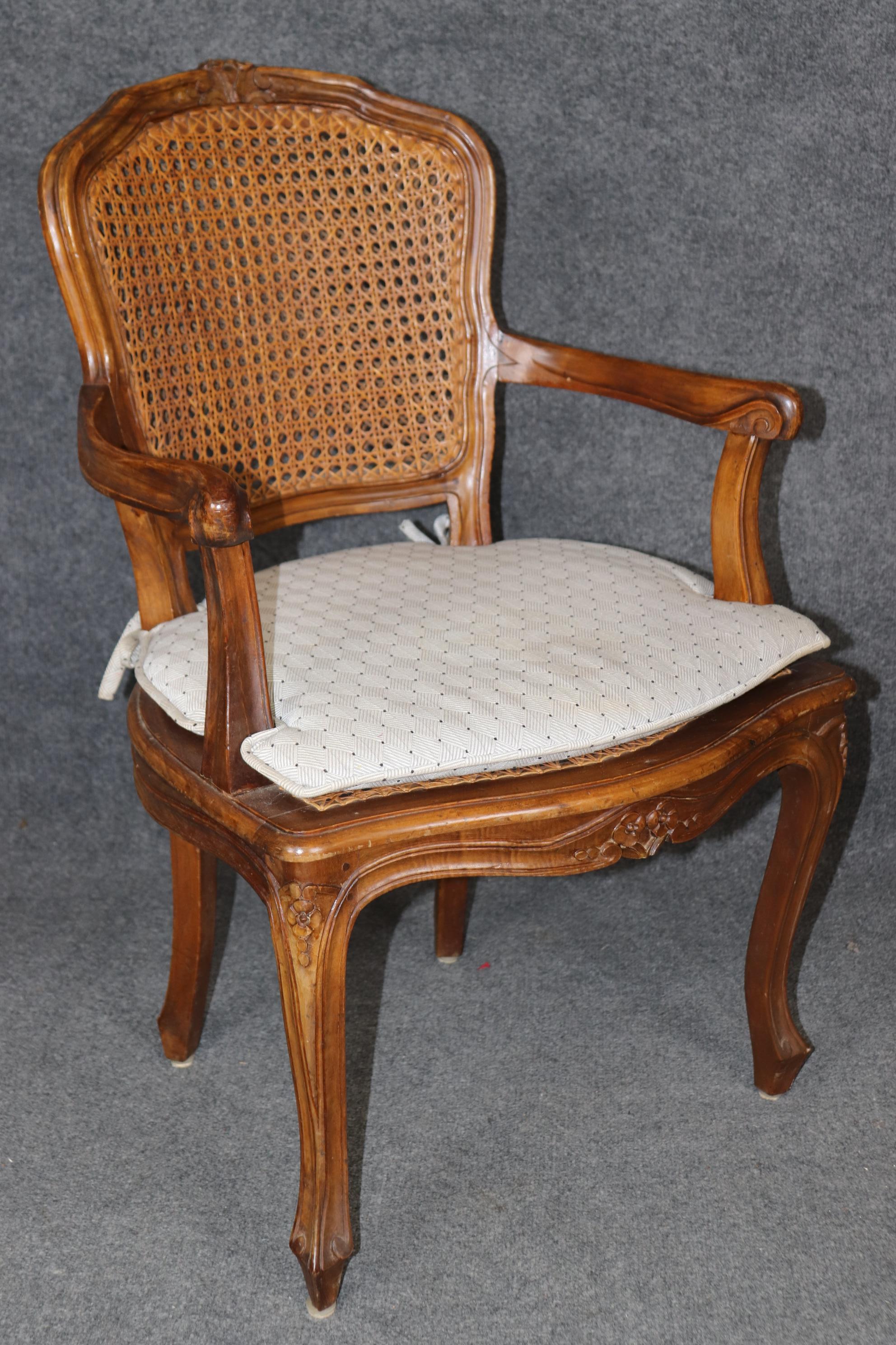 Tappezzeria 4 Poltrone aperte imbottite con schienale a canne in stile Louis XV francese in vendita
