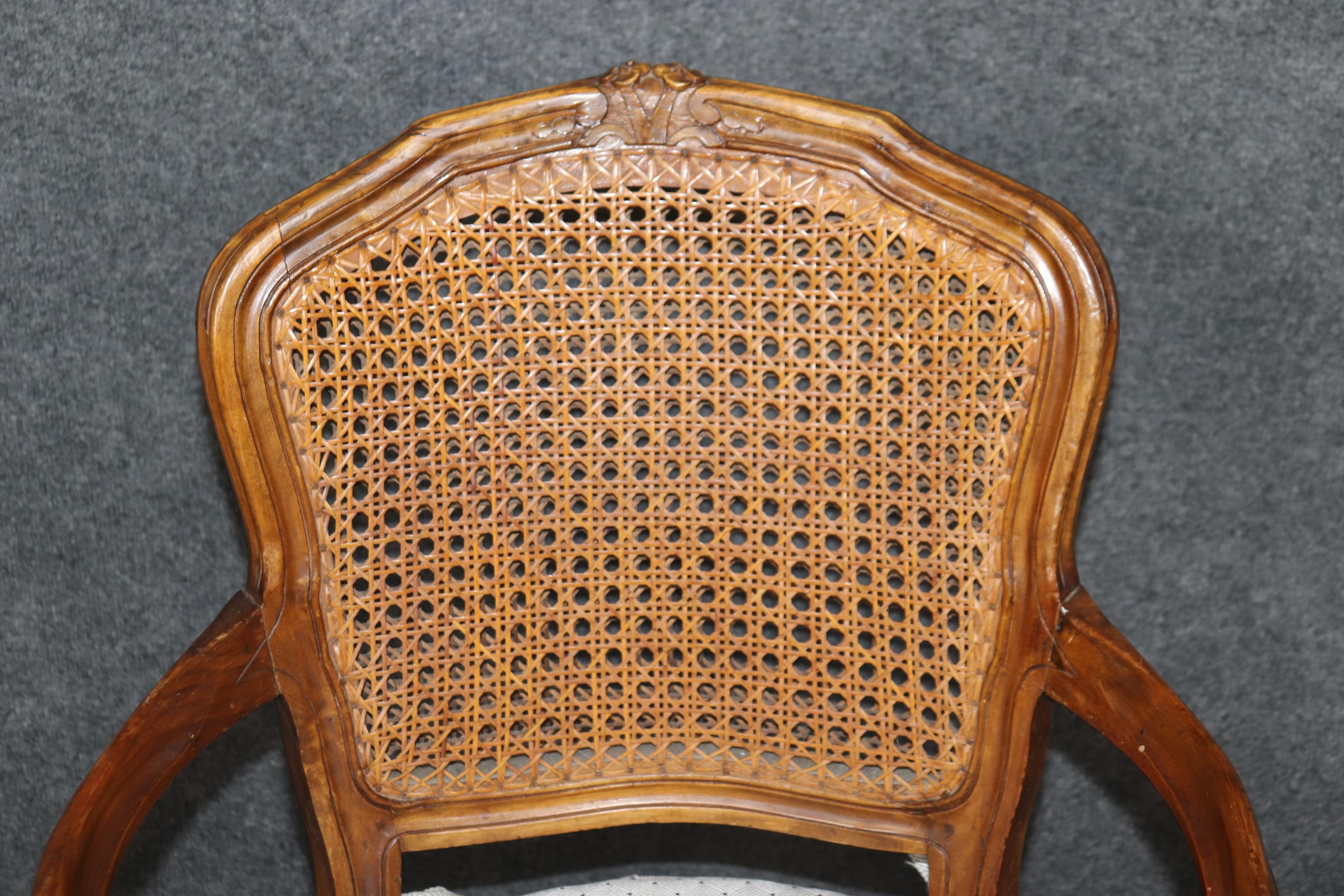4 Poltrone aperte imbottite con schienale a canne in stile Louis XV francese in vendita 1