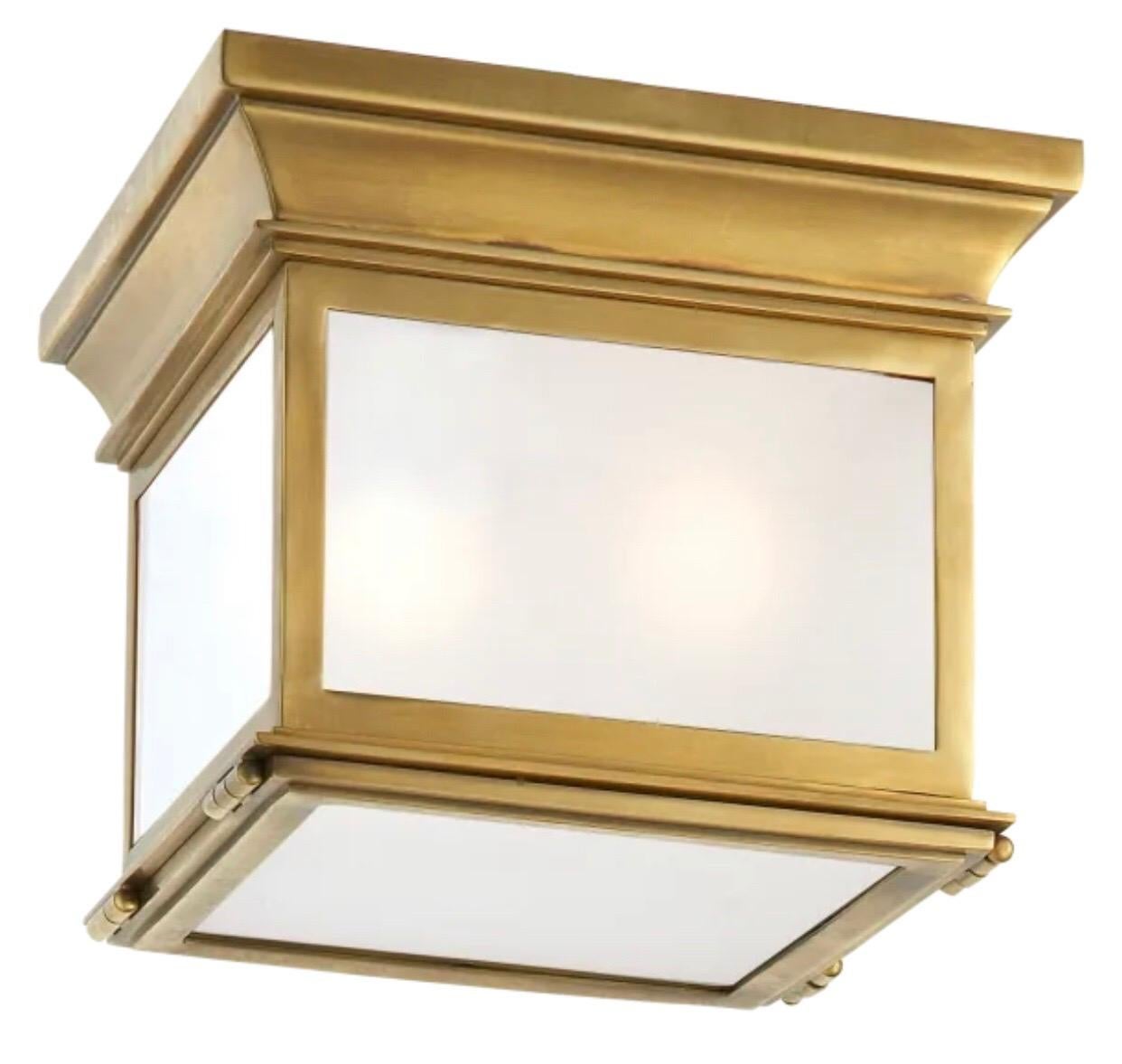 4 luminaires encastrés français de style néoclassique et moderne du milieu du siècle, en laiton vieilli, de forme carrée avec des panneaux en verre dépoli. Intemporel et élégant. Câblé UL. Le prix est fixé et vendu individuellement. 

Les pièces