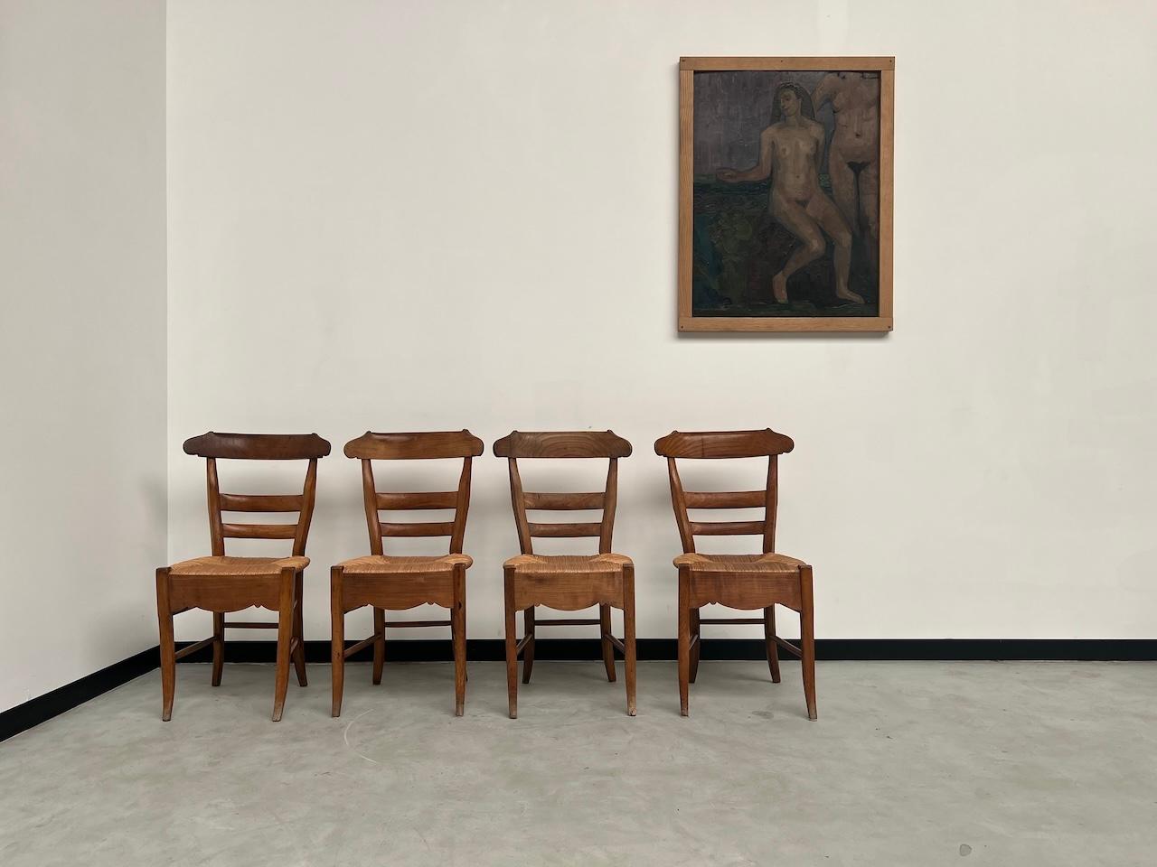 4 sedie rustiche in legno degli anni '50 in ottime condizioni.
120 € = prezzo del lotto

Dimensioni: L42 X P45 X H85

Altezza del sedile: 44.5 cm