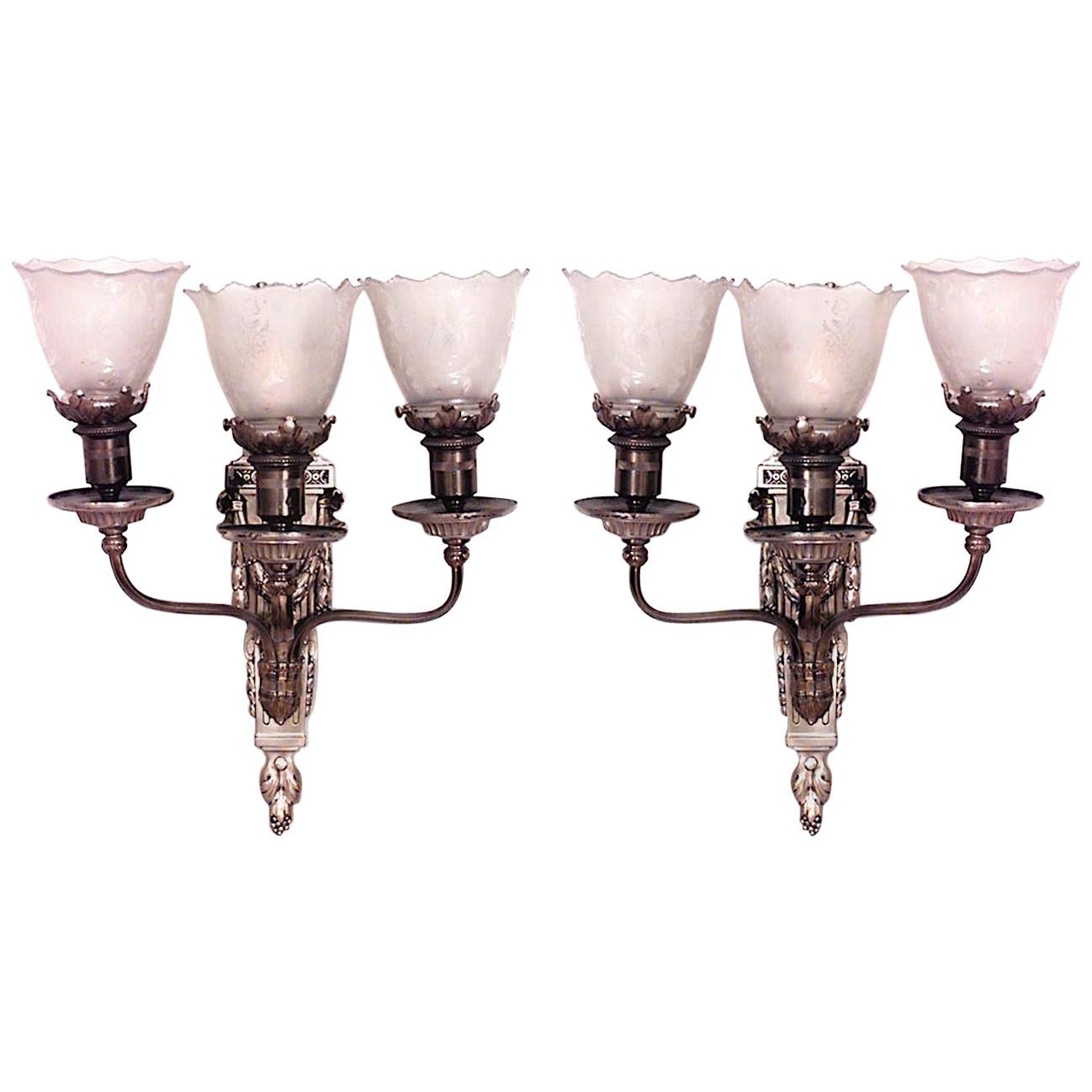 Applique vittoriana in bronzo con paralume in cristallo inciso, a 3 bracci