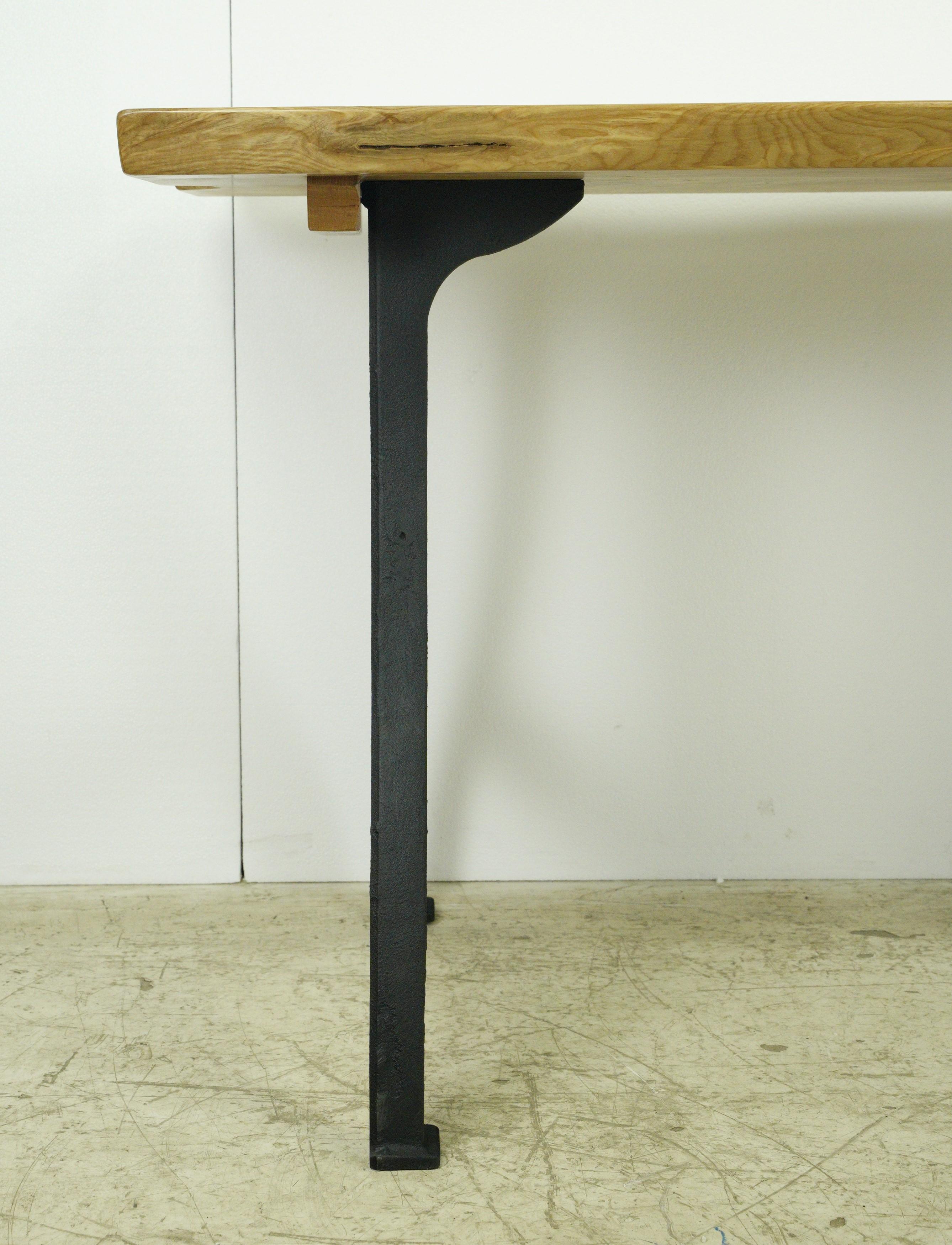 Dieser handgefertigte Esstisch ist ein bemerkenswertes Möbelstück, das natürliche Schönheit mit industriellen Designelementen verbindet. Die lebende Ahornplatte bringt die rohe, lebendige Kante des Holzes zur Geltung. Die Verwendung von New Yorker