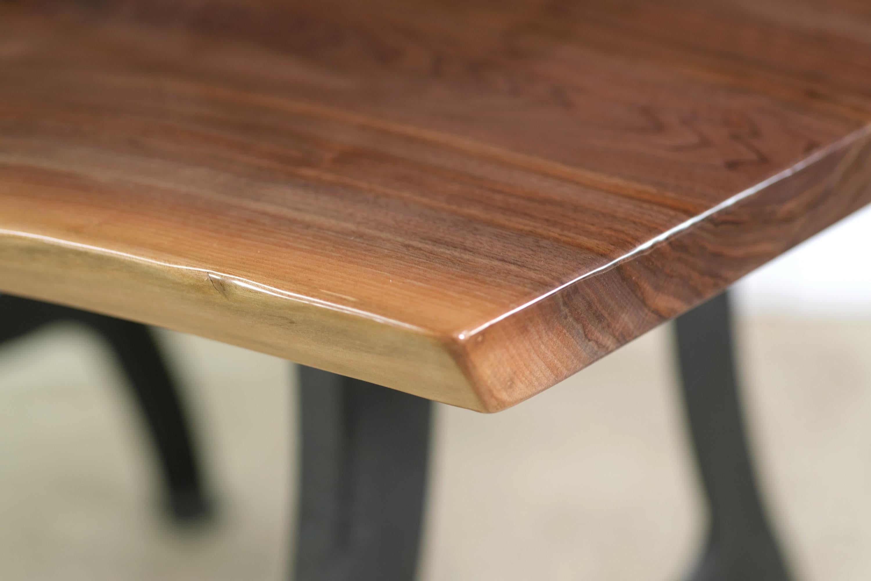 4 Fuß Tisch aus massivem Nussbaumholz mit naturfarbener Kante, Eisen, New York, NY  im Angebot 3
