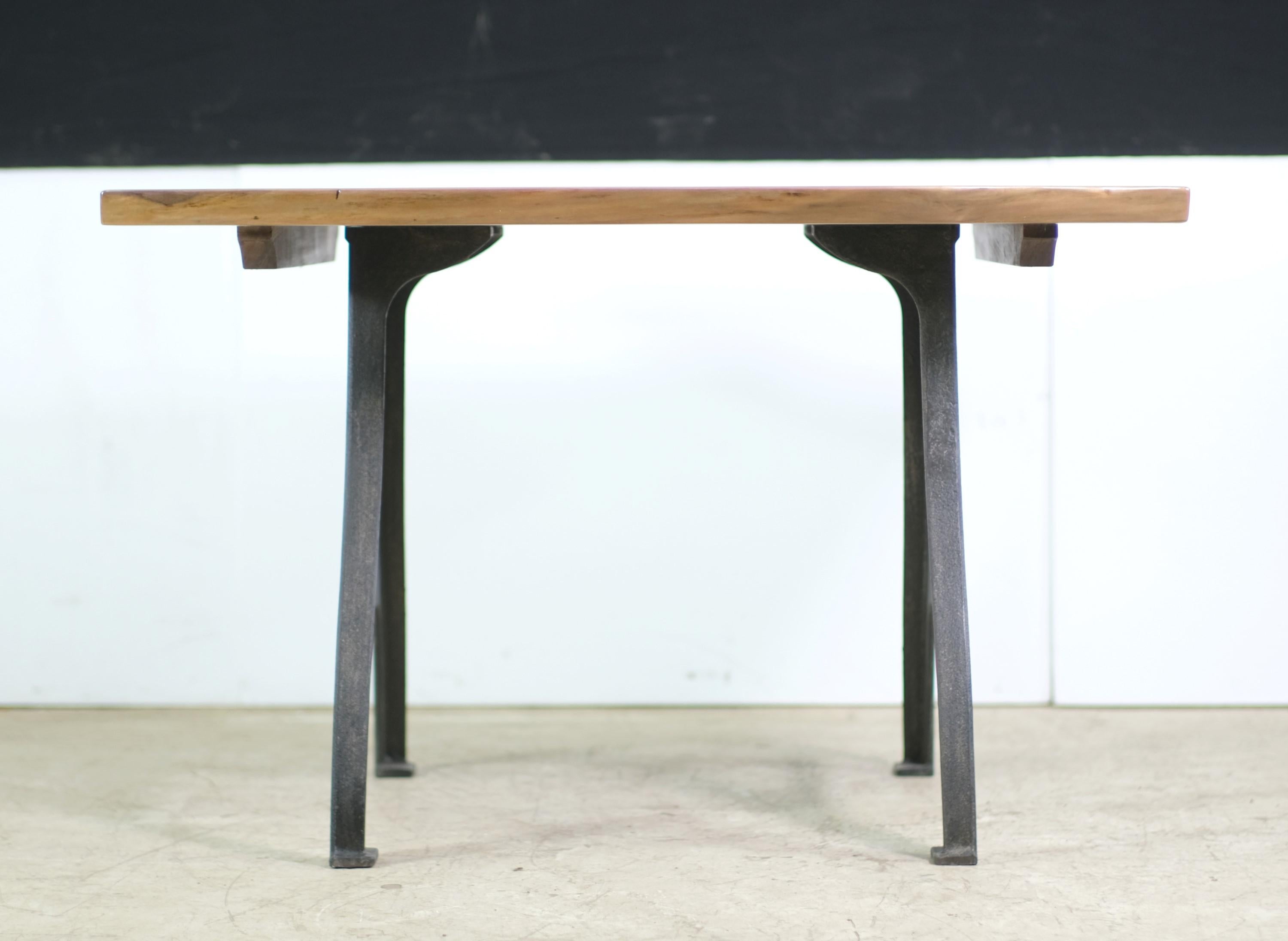 4 Fuß Tisch aus massivem Nussbaumholz mit naturfarbener Kante, Eisen, New York, NY  im Angebot 4