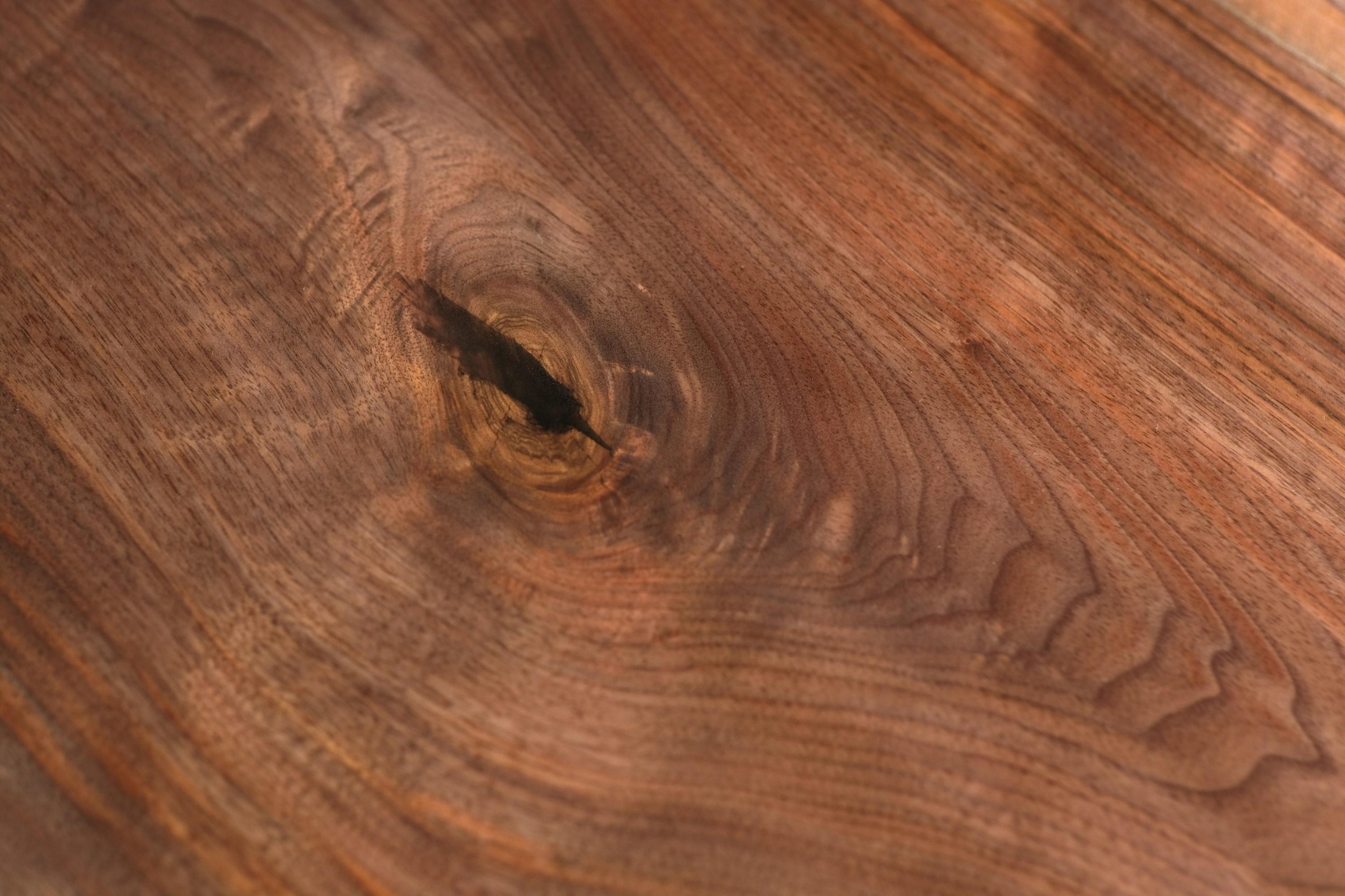 4 Fuß Tisch aus massivem Nussbaumholz mit naturfarbener Kante, Eisen, New York, NY  (amerikanisch) im Angebot