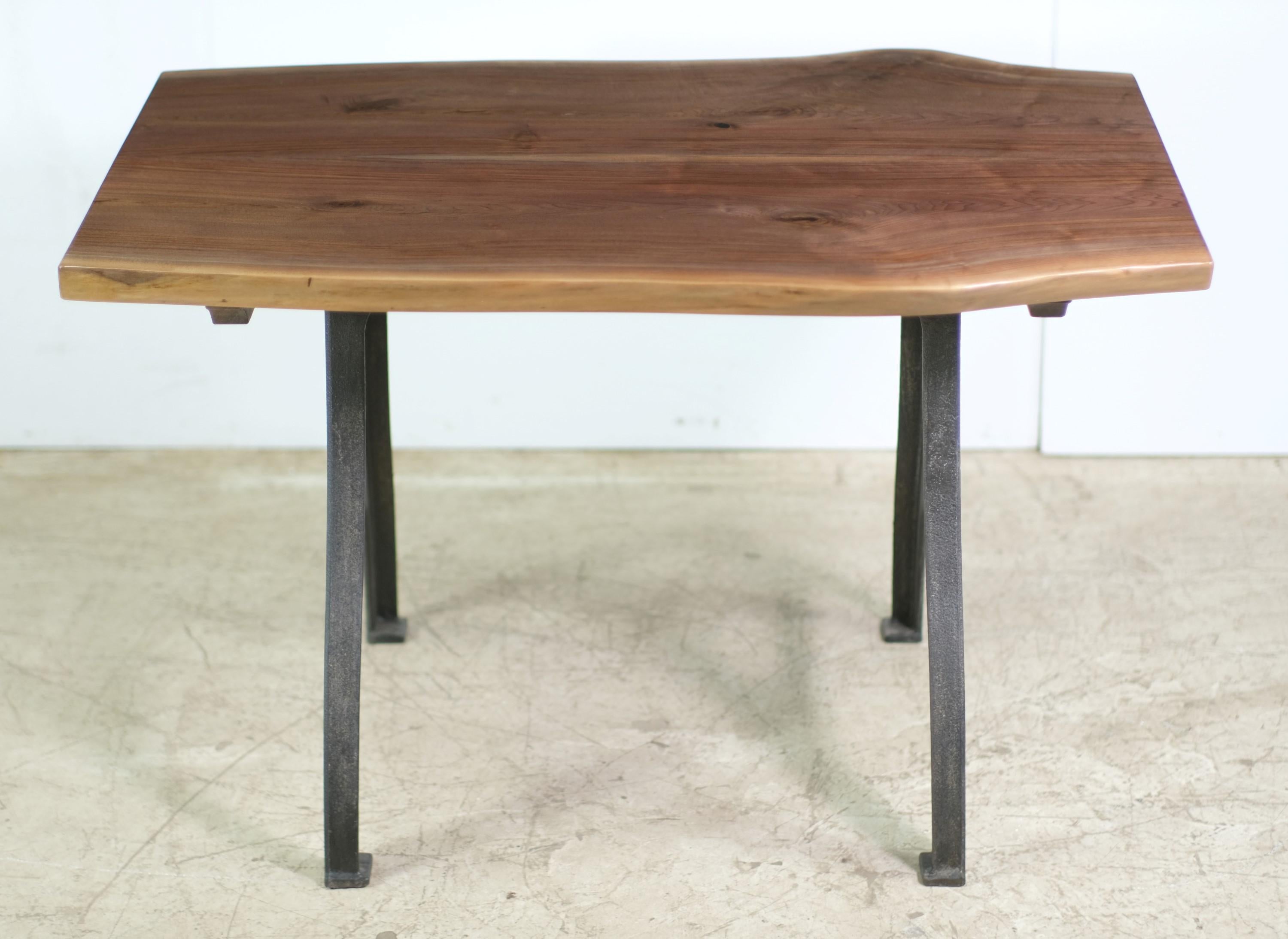 4 Fuß Tisch aus massivem Nussbaumholz mit naturfarbener Kante, Eisen, New York, NY  (Gegossen) im Angebot