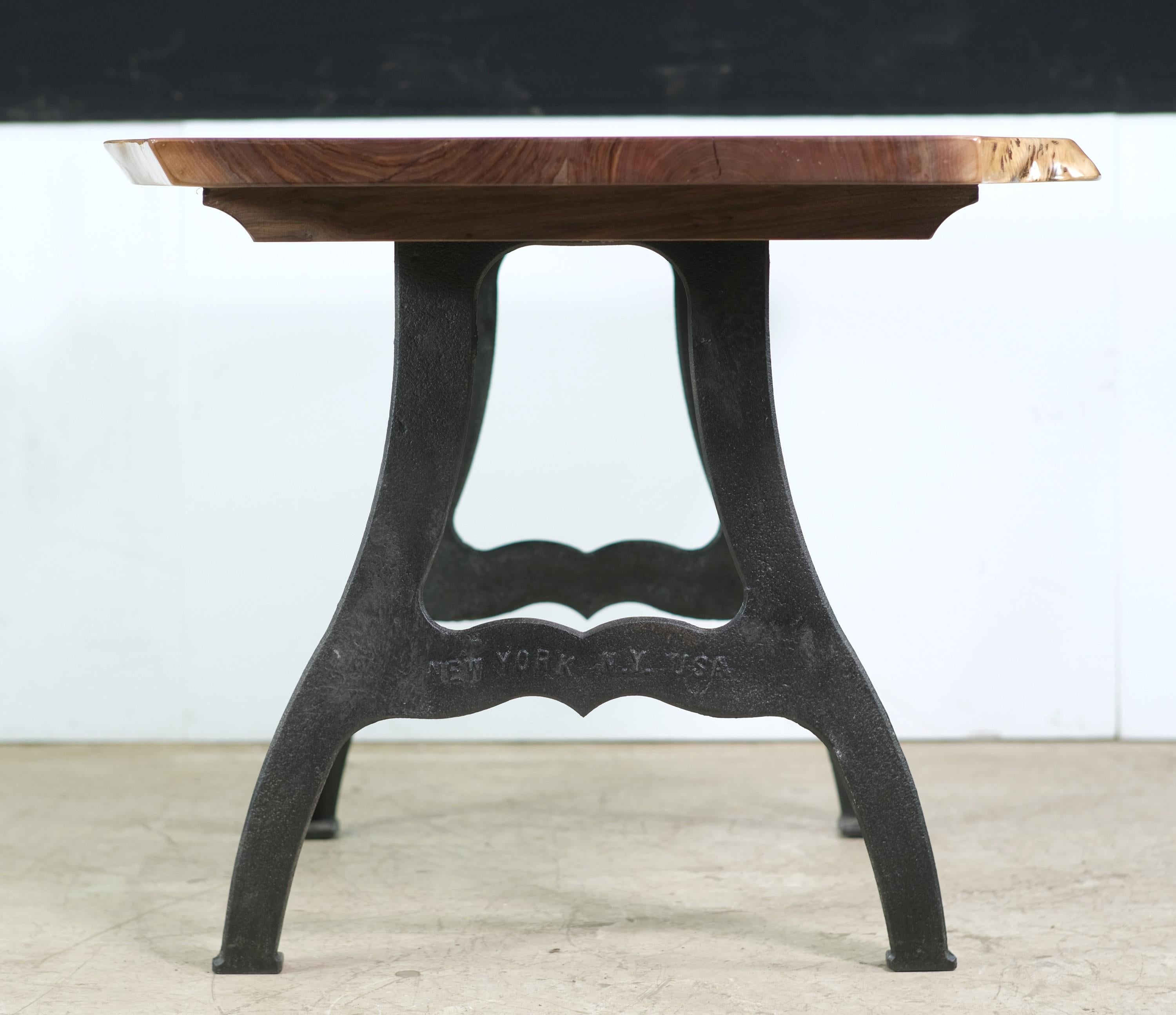 4 Fuß Tisch aus massivem Nussbaumholz mit naturfarbener Kante, Eisen, New York, NY  (21. Jahrhundert und zeitgenössisch) im Angebot