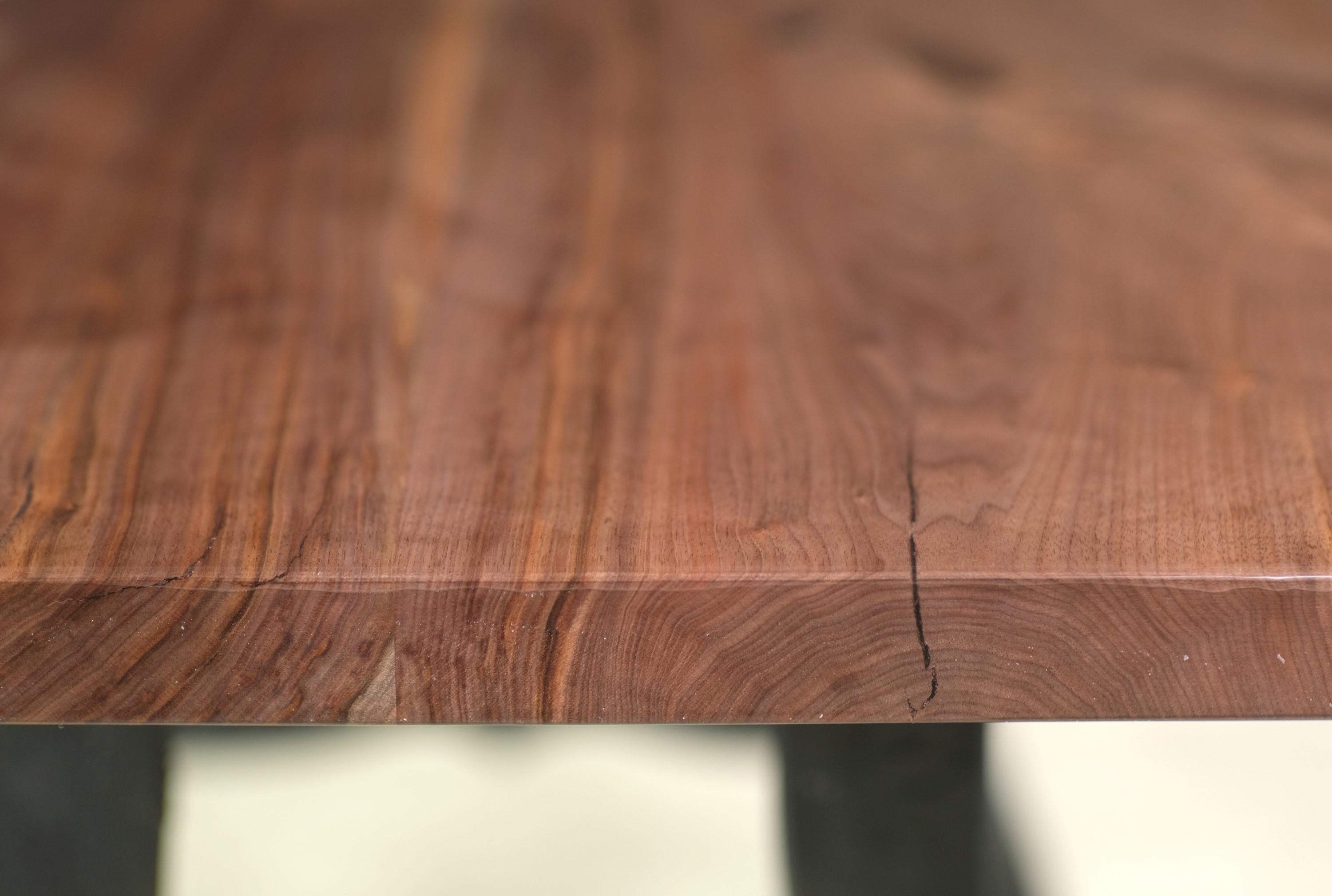 4 Fuß Tisch aus massivem Nussbaumholz mit naturfarbener Kante, Eisen, New York, NY  im Angebot 2