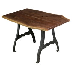 4 Fuß Tisch aus massivem Nussbaumholz mit naturfarbener Kante, Eisen, New York, NY 