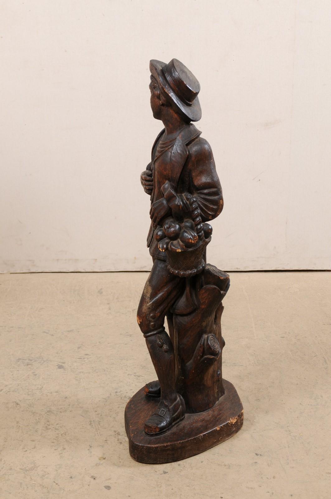 Italienische geschnitzte Holzstatue einer männlichen Figur, die einen Korb hält, Mitte des 20. Jahrhunderts im Angebot 6