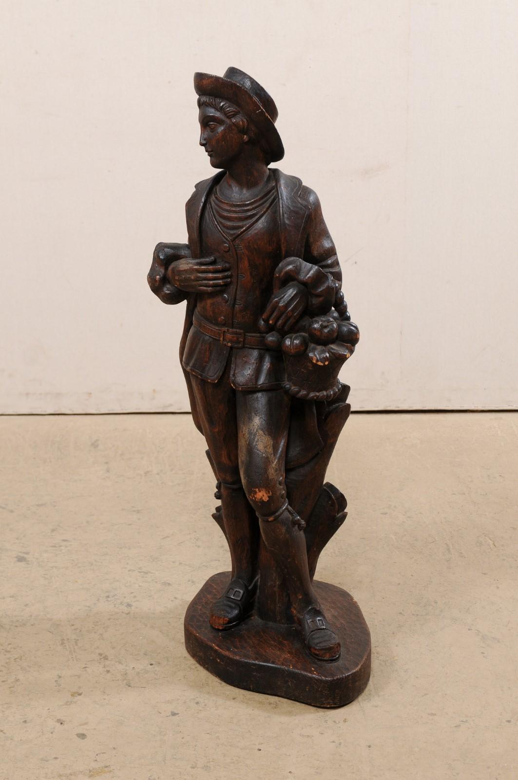 Italienische geschnitzte Holzstatue einer männlichen Figur, die einen Korb hält, Mitte des 20. Jahrhunderts im Angebot 7