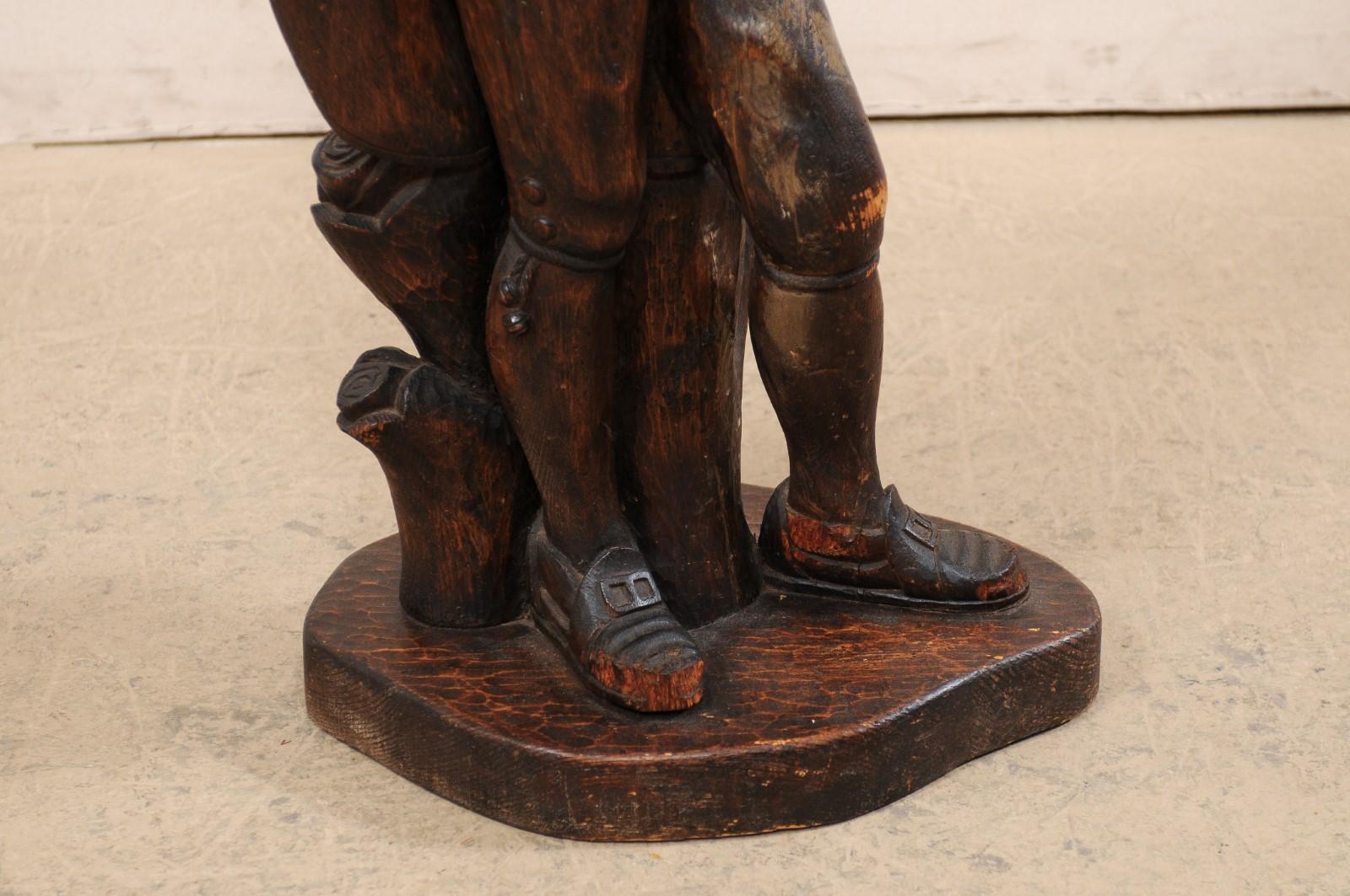 Italienische geschnitzte Holzstatue einer männlichen Figur, die einen Korb hält, Mitte des 20. Jahrhunderts im Zustand „Gut“ im Angebot in Atlanta, GA