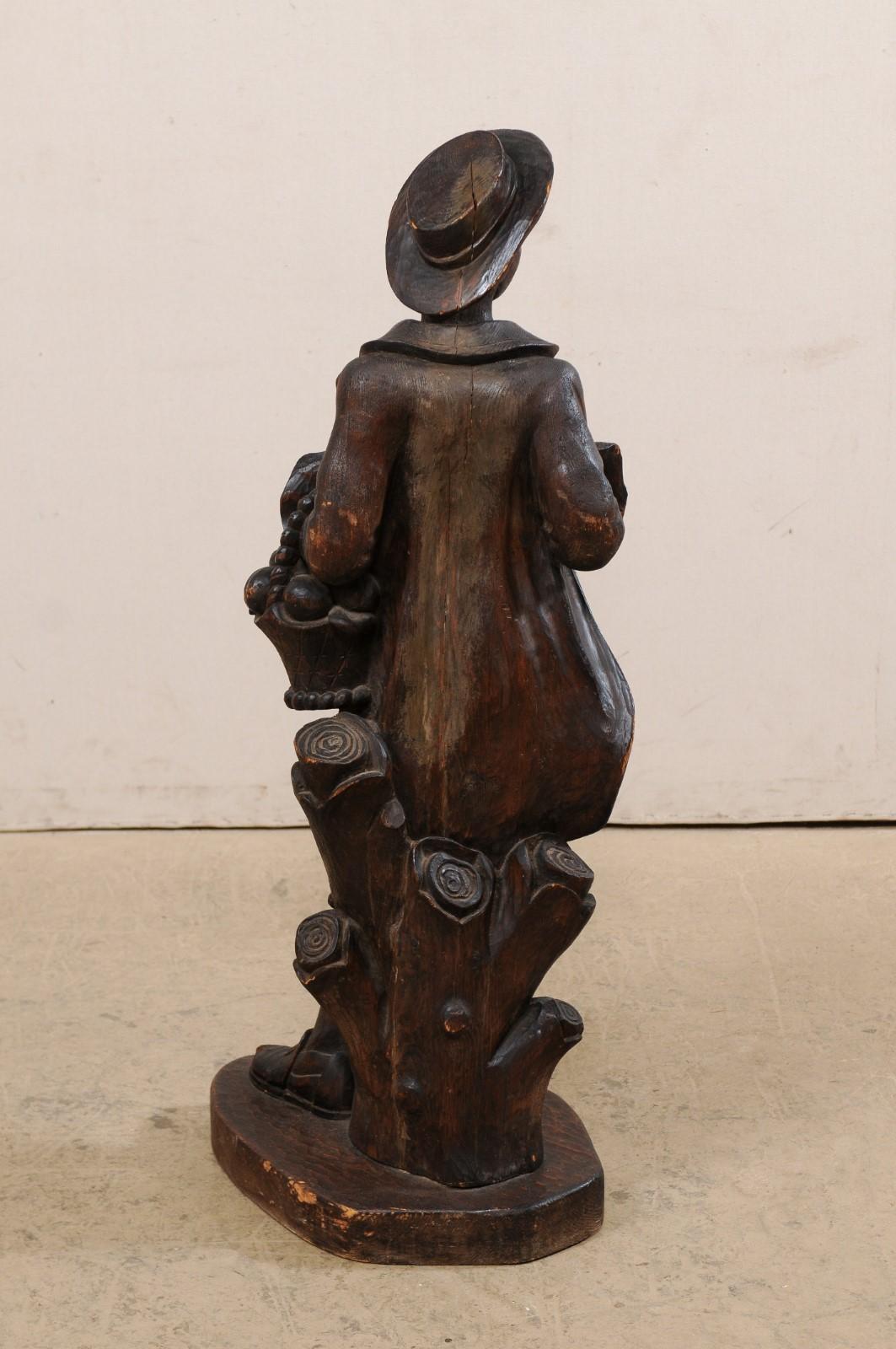 Italienische geschnitzte Holzstatue einer männlichen Figur, die einen Korb hält, Mitte des 20. Jahrhunderts im Angebot 3