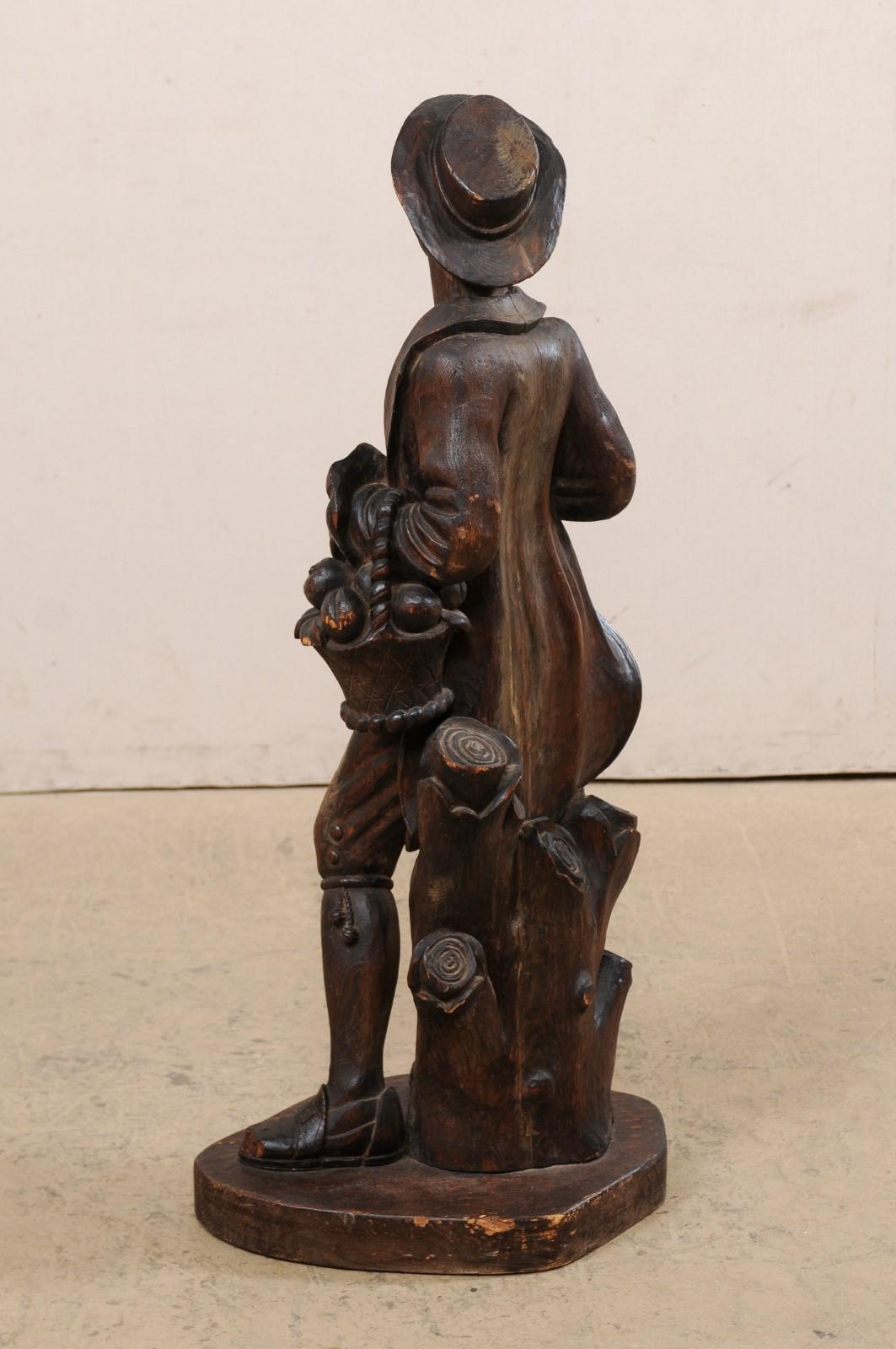 Italienische geschnitzte Holzstatue einer männlichen Figur, die einen Korb hält, Mitte des 20. Jahrhunderts im Angebot 4