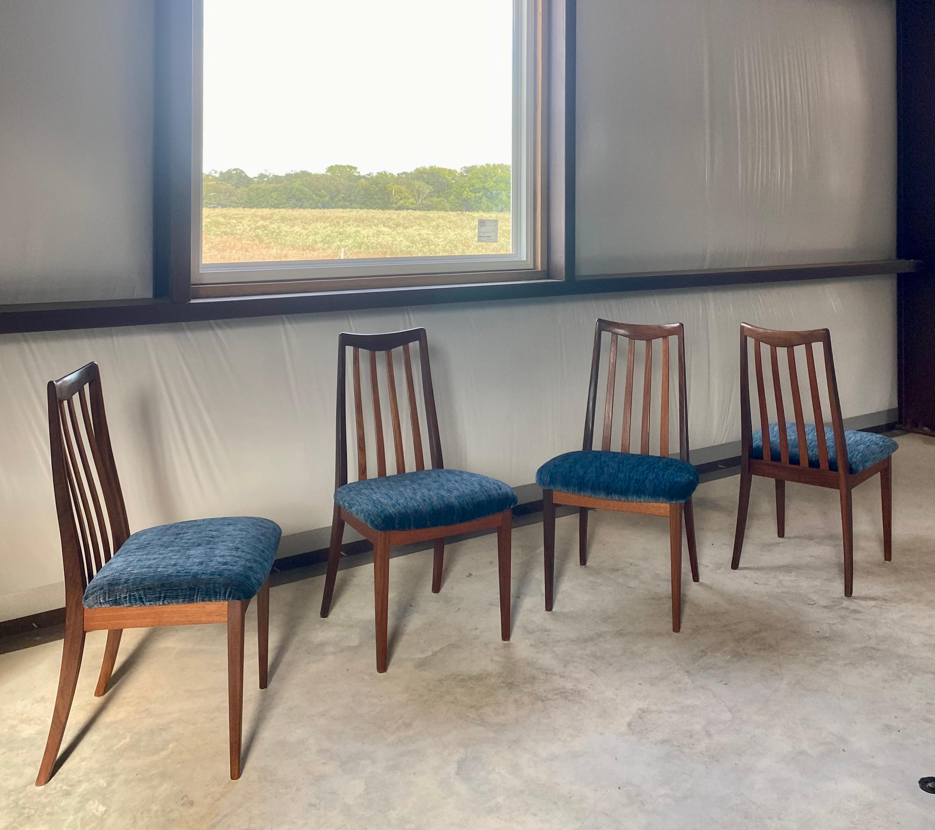 Chaises G-Plan modernes danoises en teck et table en chêne de style Lou Hodges ; un ensemble de salle à manger en bois dur massif.

Leslie Dandy a conçu ces chaises emblématiques et la nouvelle tapisserie en chenille céruléenne douce (septembre