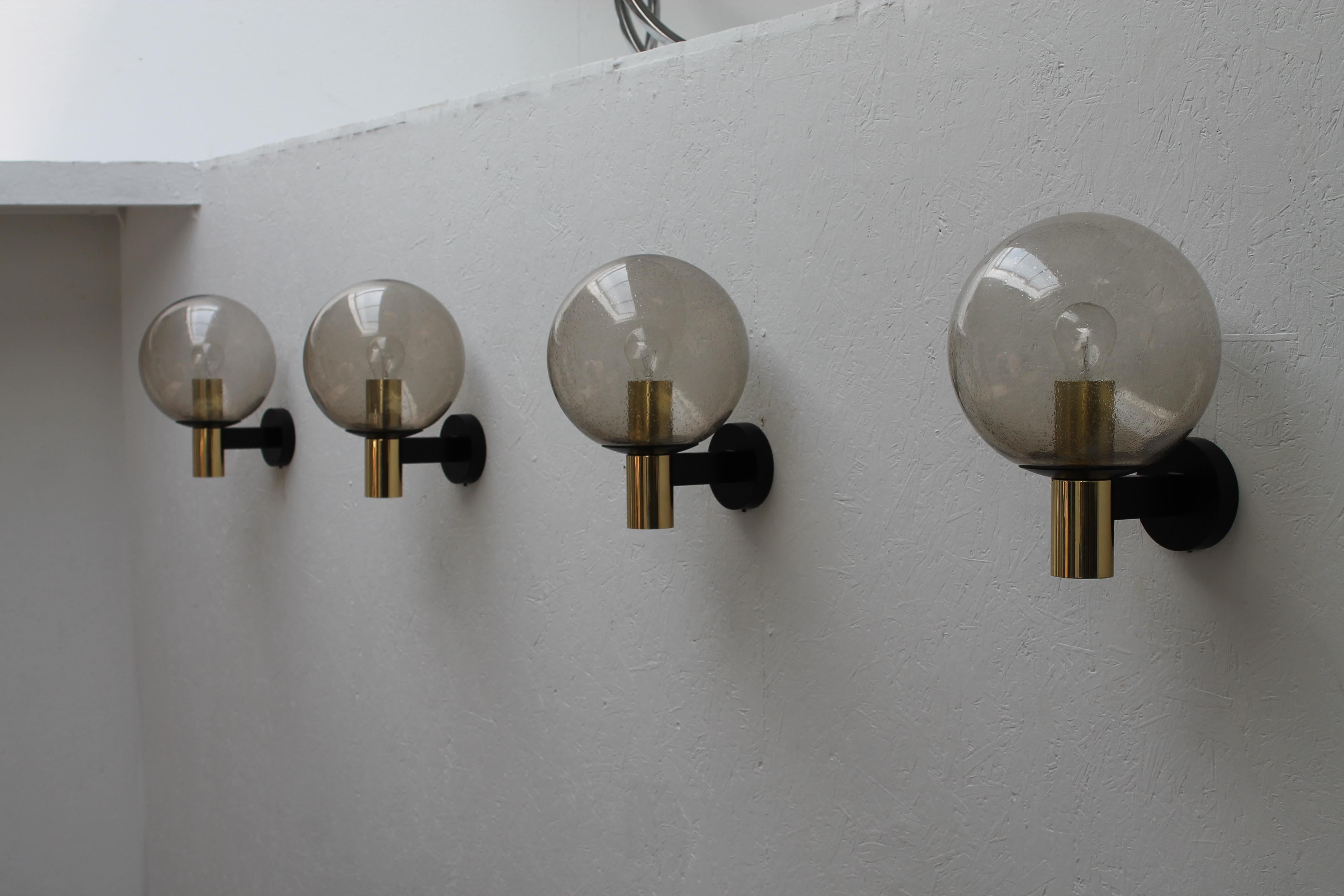 4 glass ball wall lamps smoked glass, 1960s.

Brass and smoked glass 
Perfect condition , 4 pieces in stock
Also wired for US use.

    