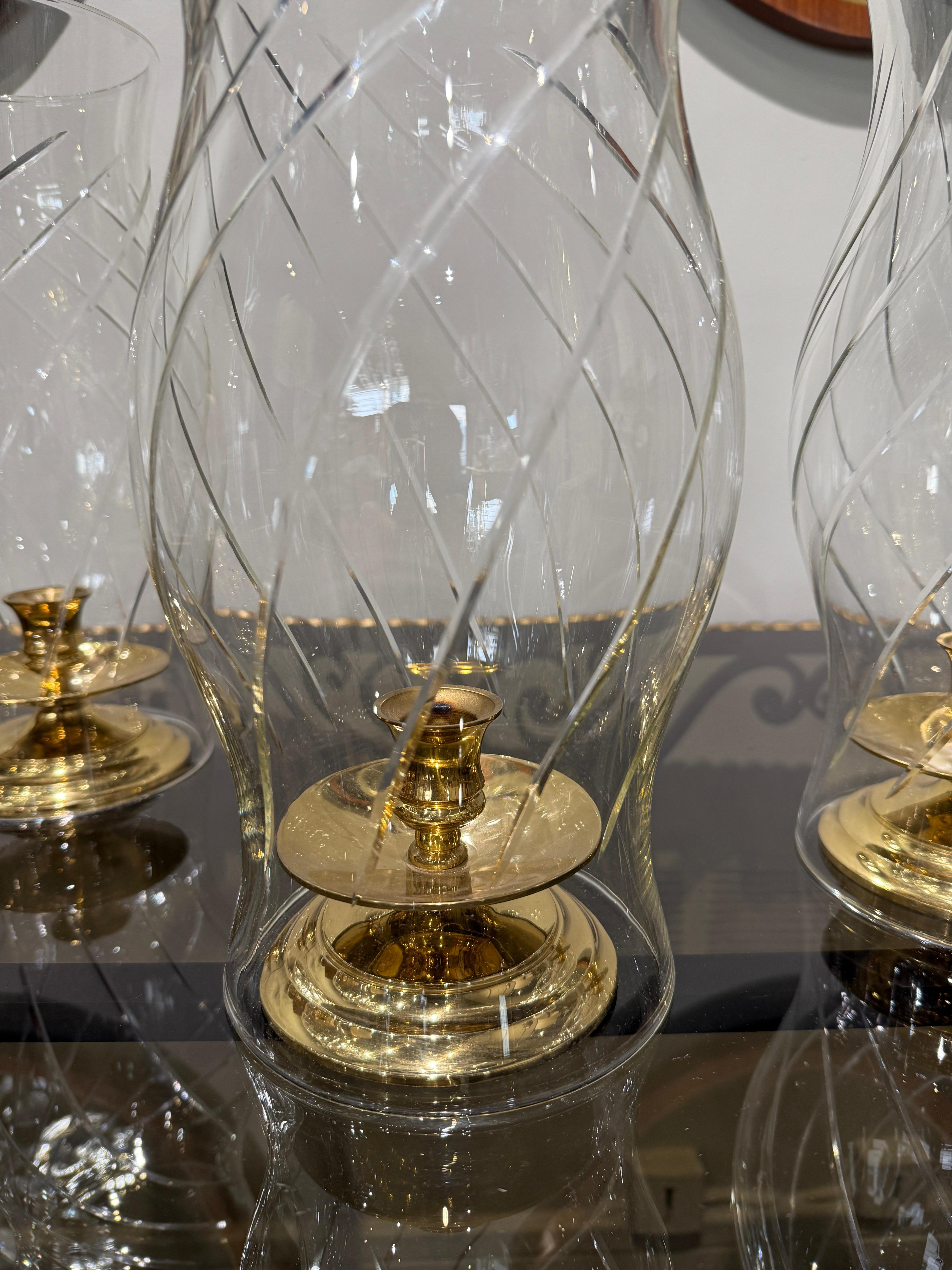 Bellissimo set di 4 lanterne a candela in vetro Svezia circa 1970 
Base per candela in ottone 
Ottime condizioni 