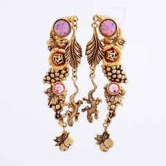 Boucles d'oreilles en or avec raisins, lézards et fleurs par Natasha Stambouli