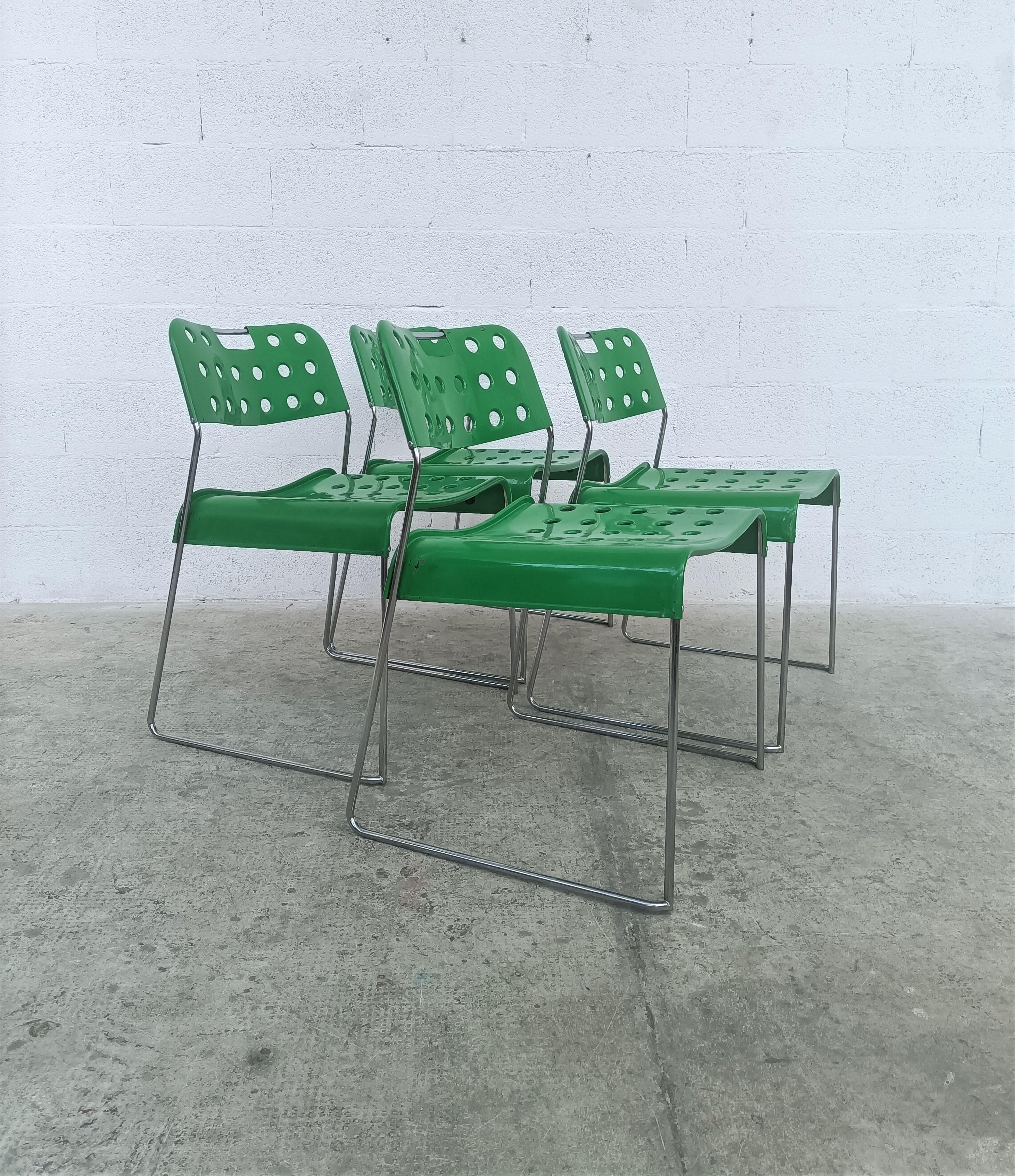 4 Chaises de salle à manger en métal modèle Omkstak conçu par Rodney Kinsman et produit par Bieffeplast années 1970.
Structure en tube d'acier chromé, assise et dossier en tôle d'acier moulée revêtue de résine époxy jaune. Les détails perforés