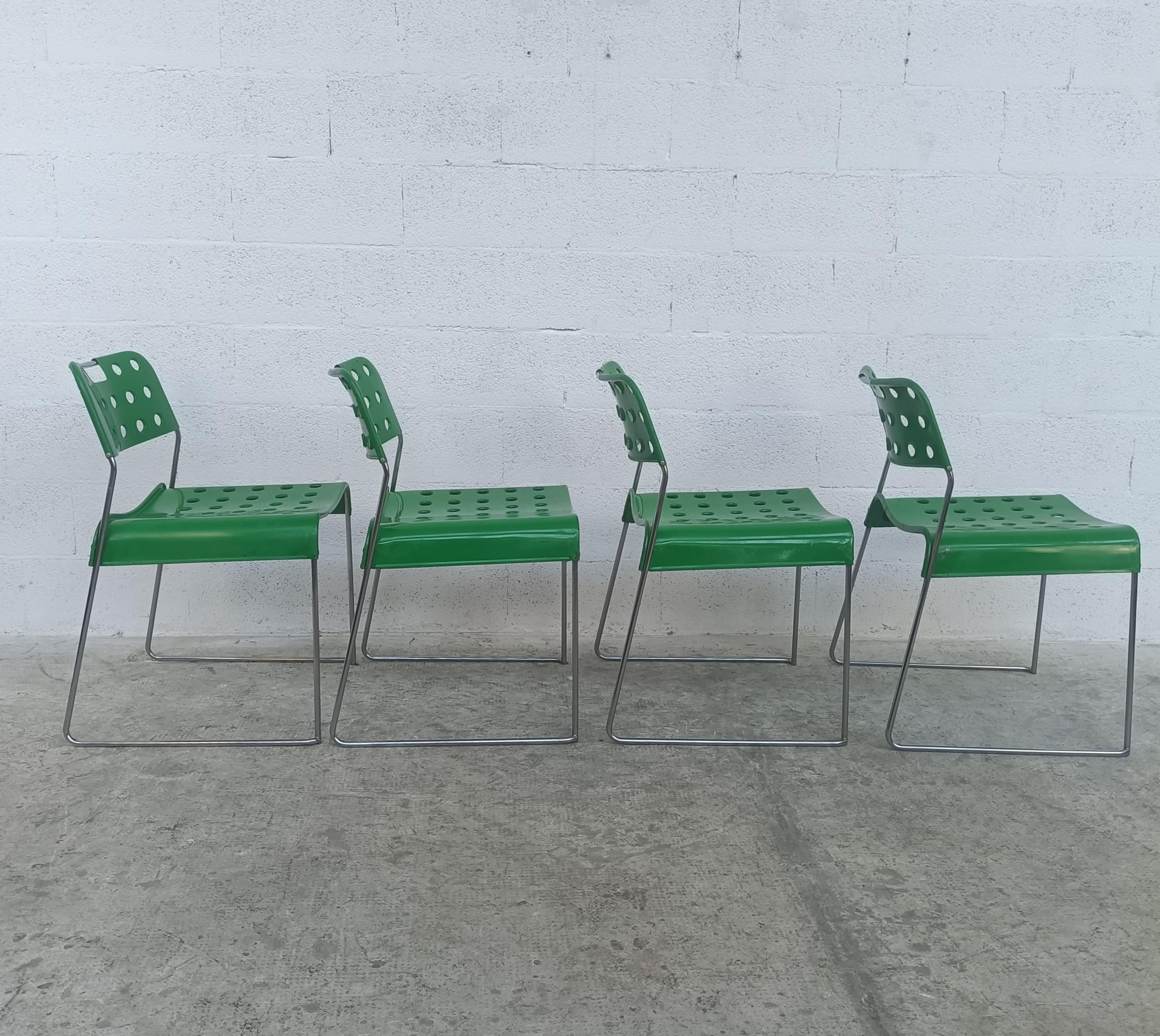 4 stapelbare Omkstak-Stühle in Grün von Rodney Kinsman für Bieffeplast 70er Jahre (Moderne der Mitte des Jahrhunderts) im Angebot
