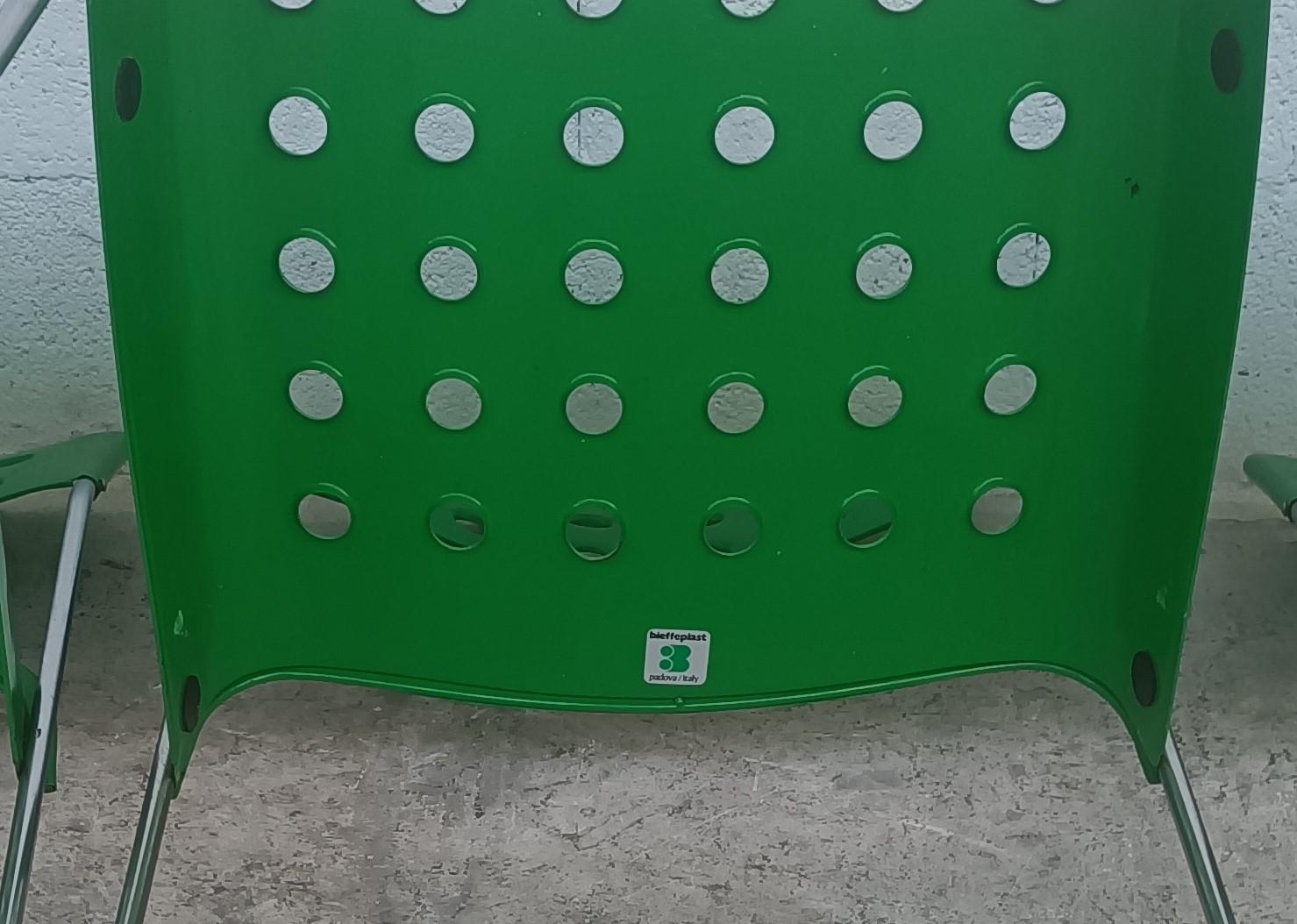 4 stapelbare Omkstak-Stühle in Grün von Rodney Kinsman für Bieffeplast 70er Jahre (Metall) im Angebot