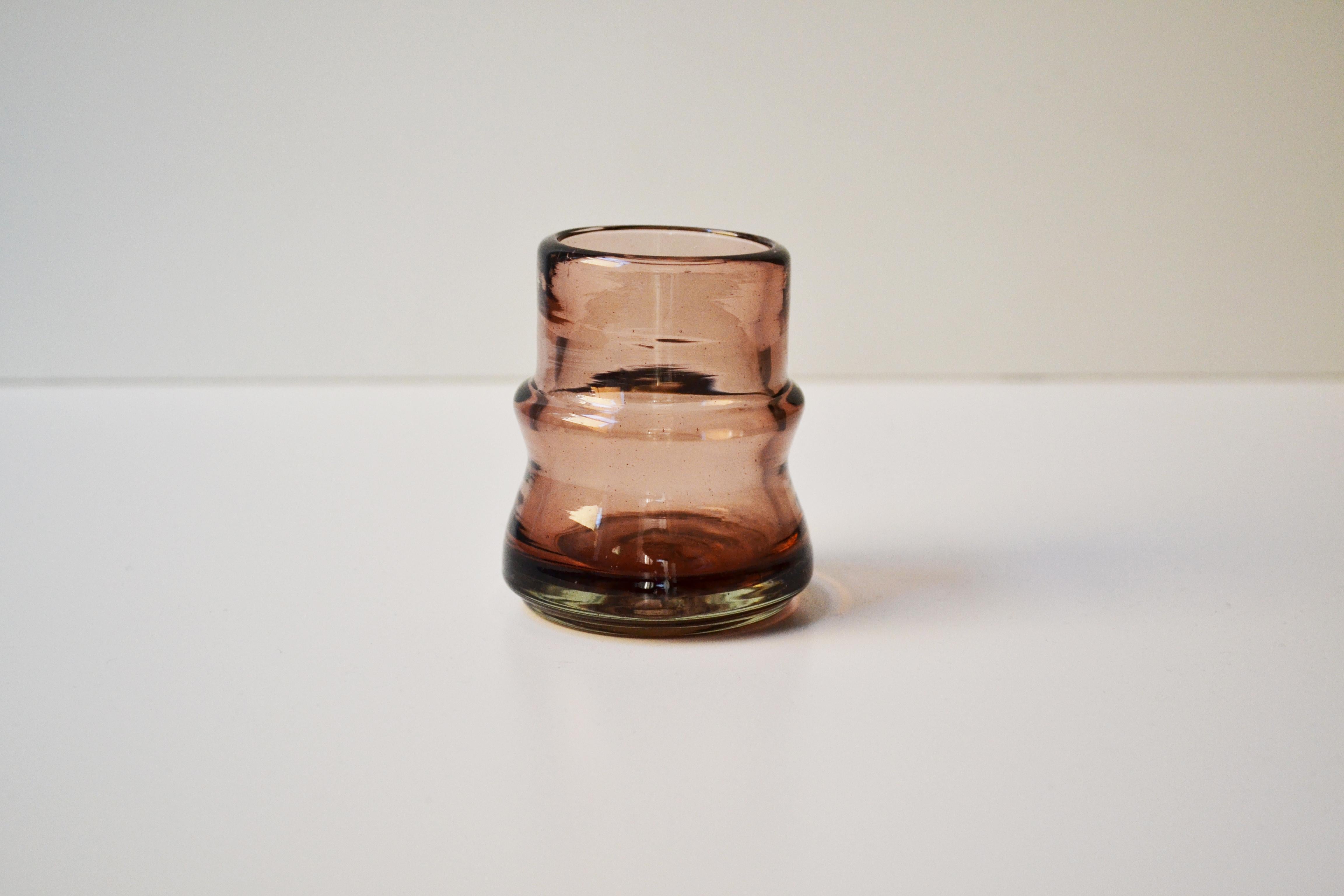 Acatl est une collection de Tumblers et de verres à liqueur, Mezcal et Tequila en 6 couleurs différentes. 

Fabriqué de manière artisanale à Jalisco, au Mexique, à partir de verre recyclé à 100 %. 

La forme de cette collection de verres résulte de