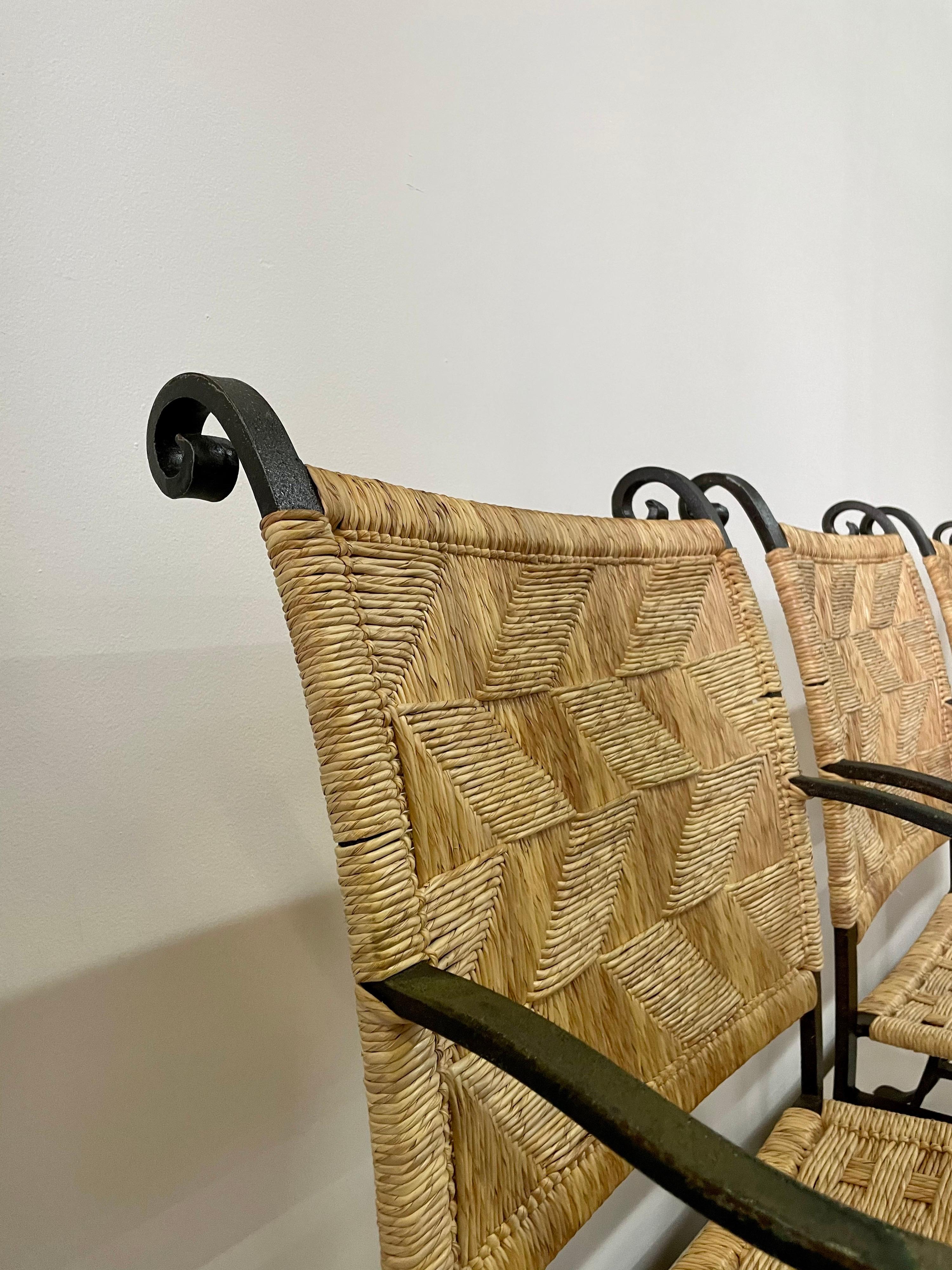 Mexicain 4 fauteuils en fer forgé et raphia tissé à la main en vente