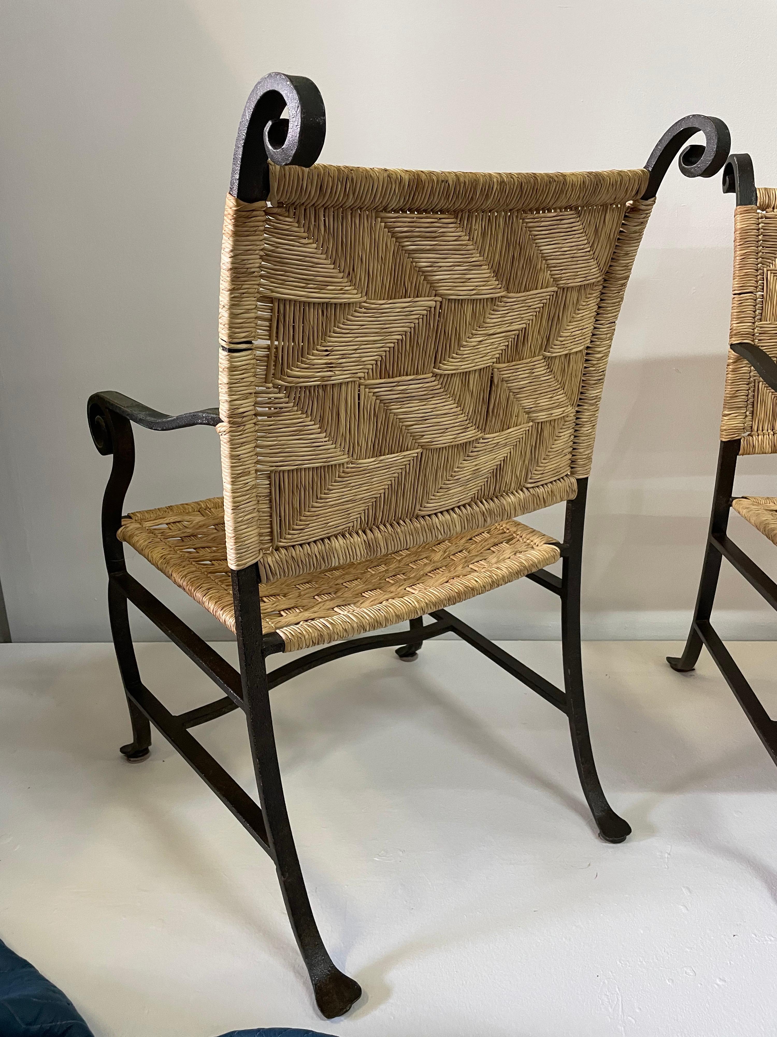 Milieu du XXe siècle 4 fauteuils en fer forgé et raphia tissé à la main en vente