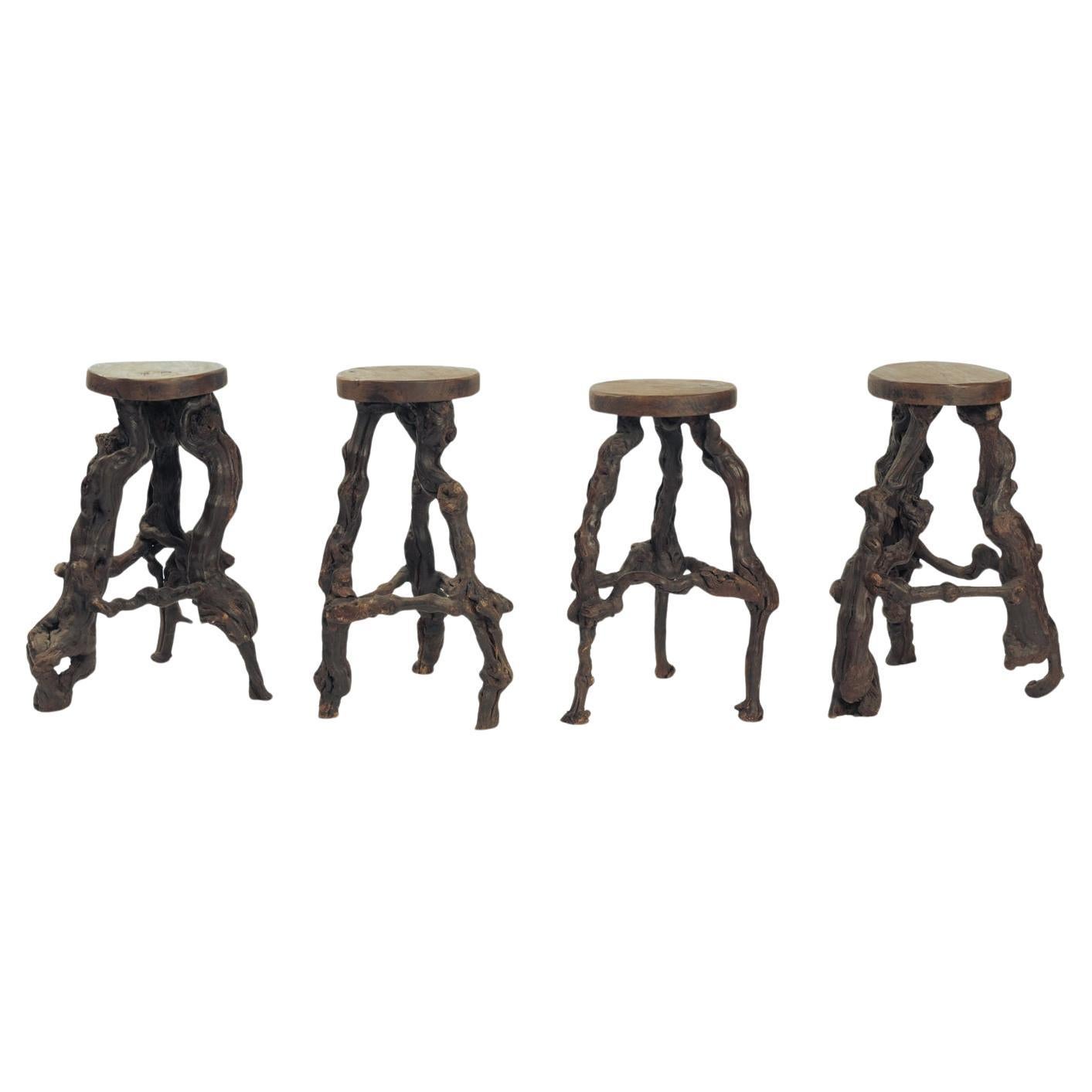 4 Taburetes de bar Brutalistas trípodes de madera de vid y roble, Francia, años 50 en venta