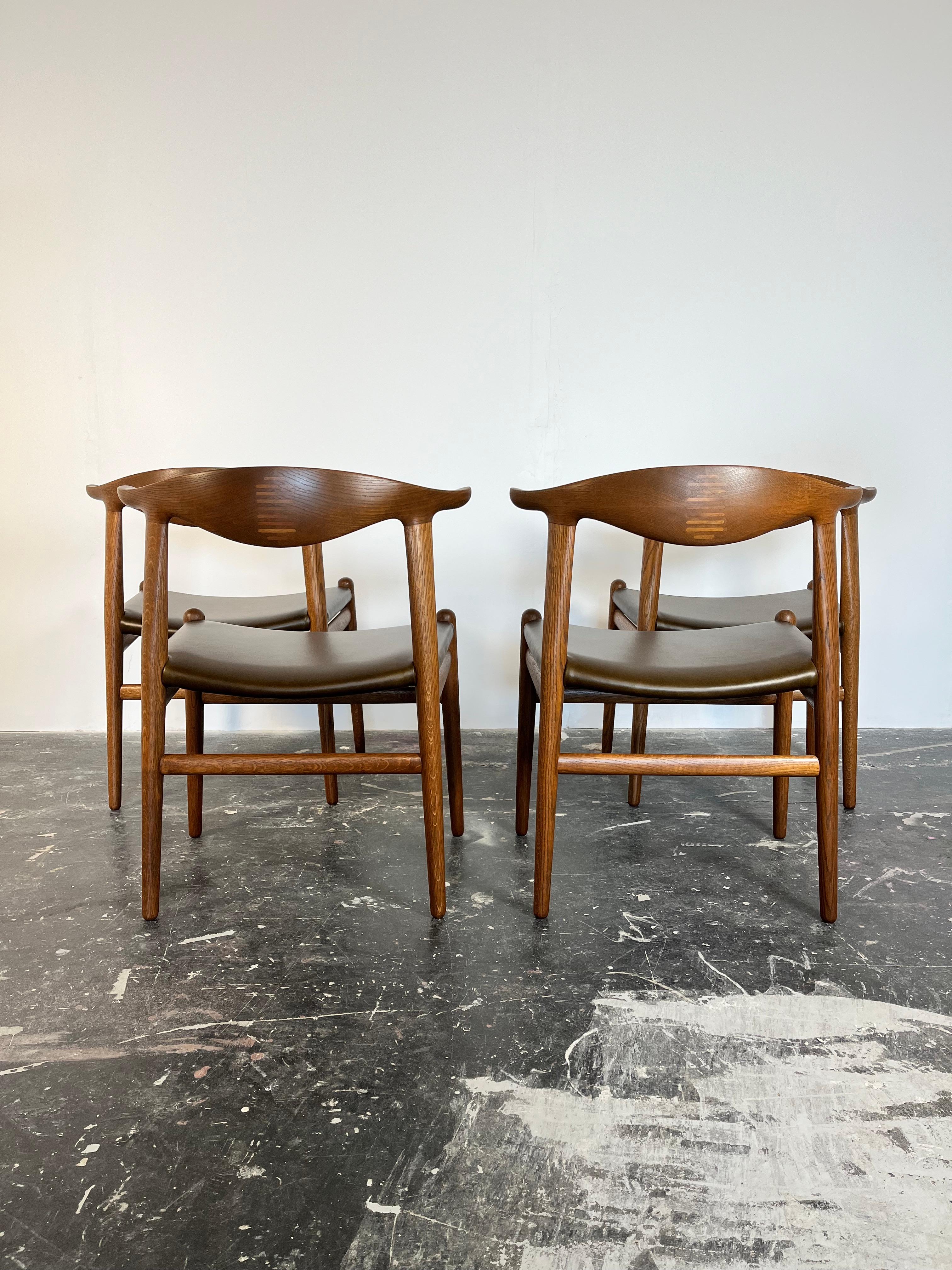 4 Hans J. Wegner Cow Horn Chairs for Johannes Hansen in Oak For Sale 4