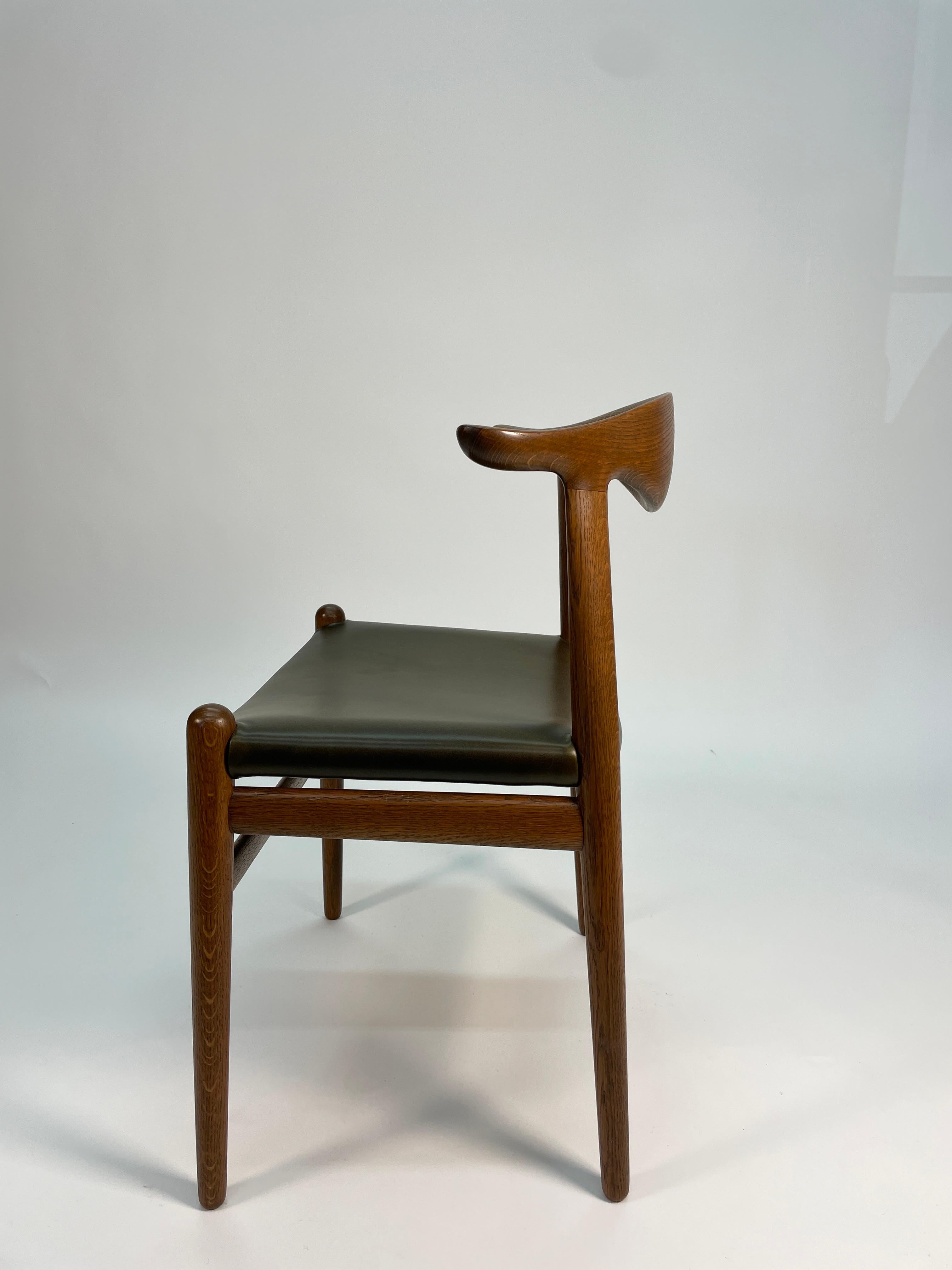 4 Hans J. Wegner Cow Horn Chairs for Johannes Hansen in Oak For Sale 2