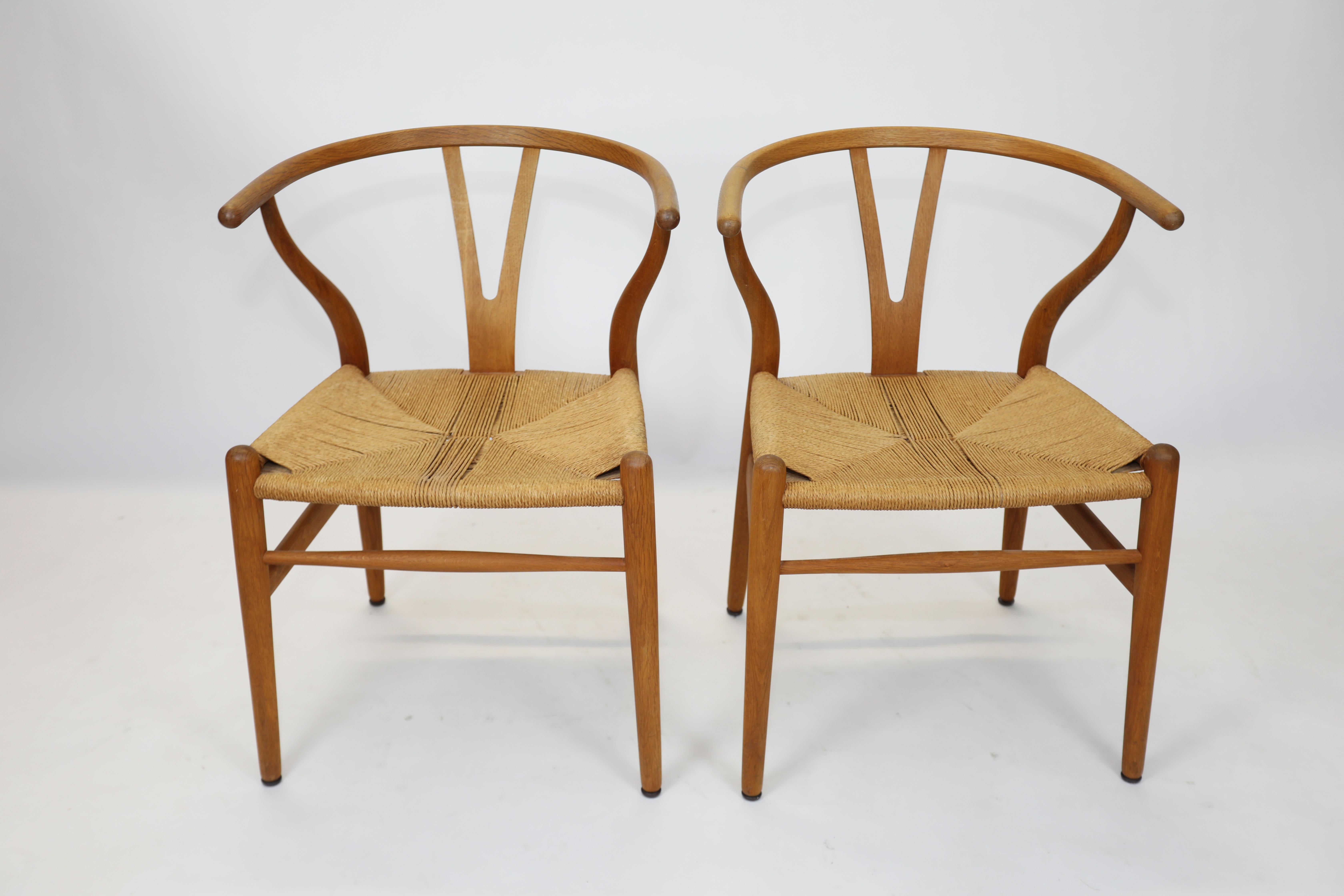 A nice set of 4 chairs, original Teak surface and Paper Chord Seats.
Carl Hansen Labels present.
A few minor breaks in seats.