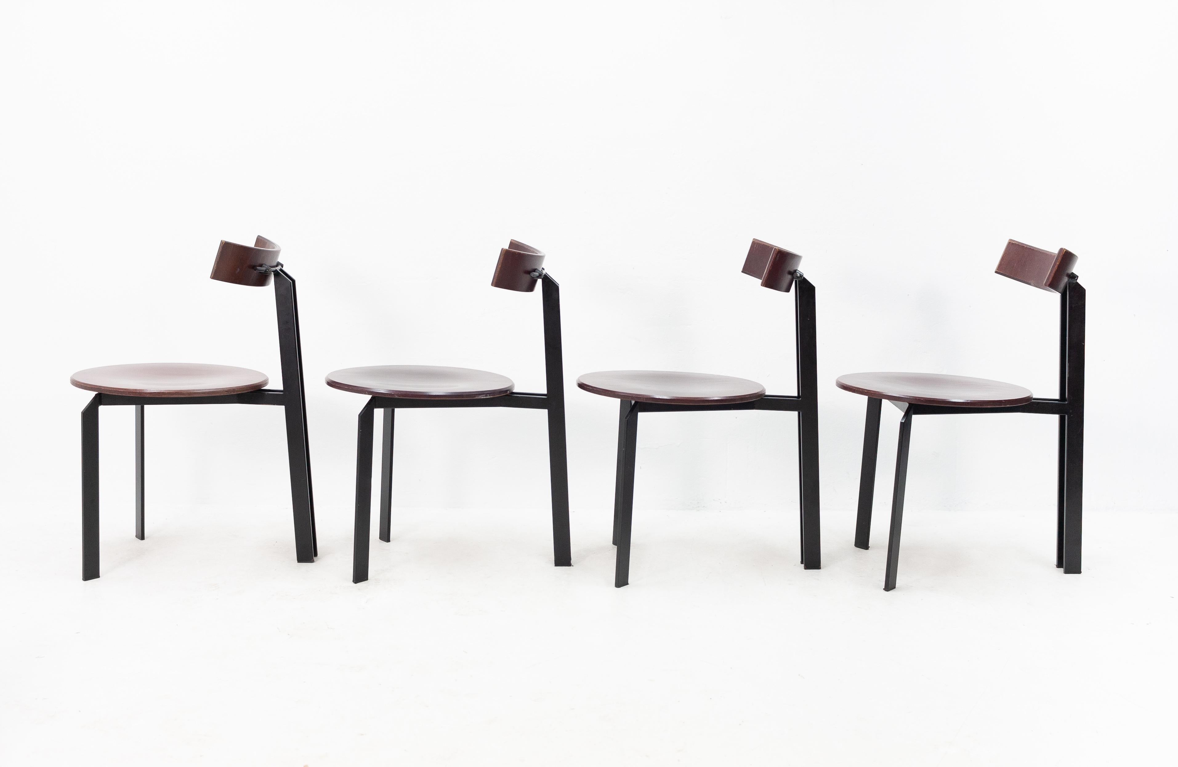 4 Harvink 'Zeta' dining chairs. Harvink Dutch design, 1980s. Three legs, steel frame with a solid wood seating and backrest.
Memphis style. In a dark purple color. Good condition.








