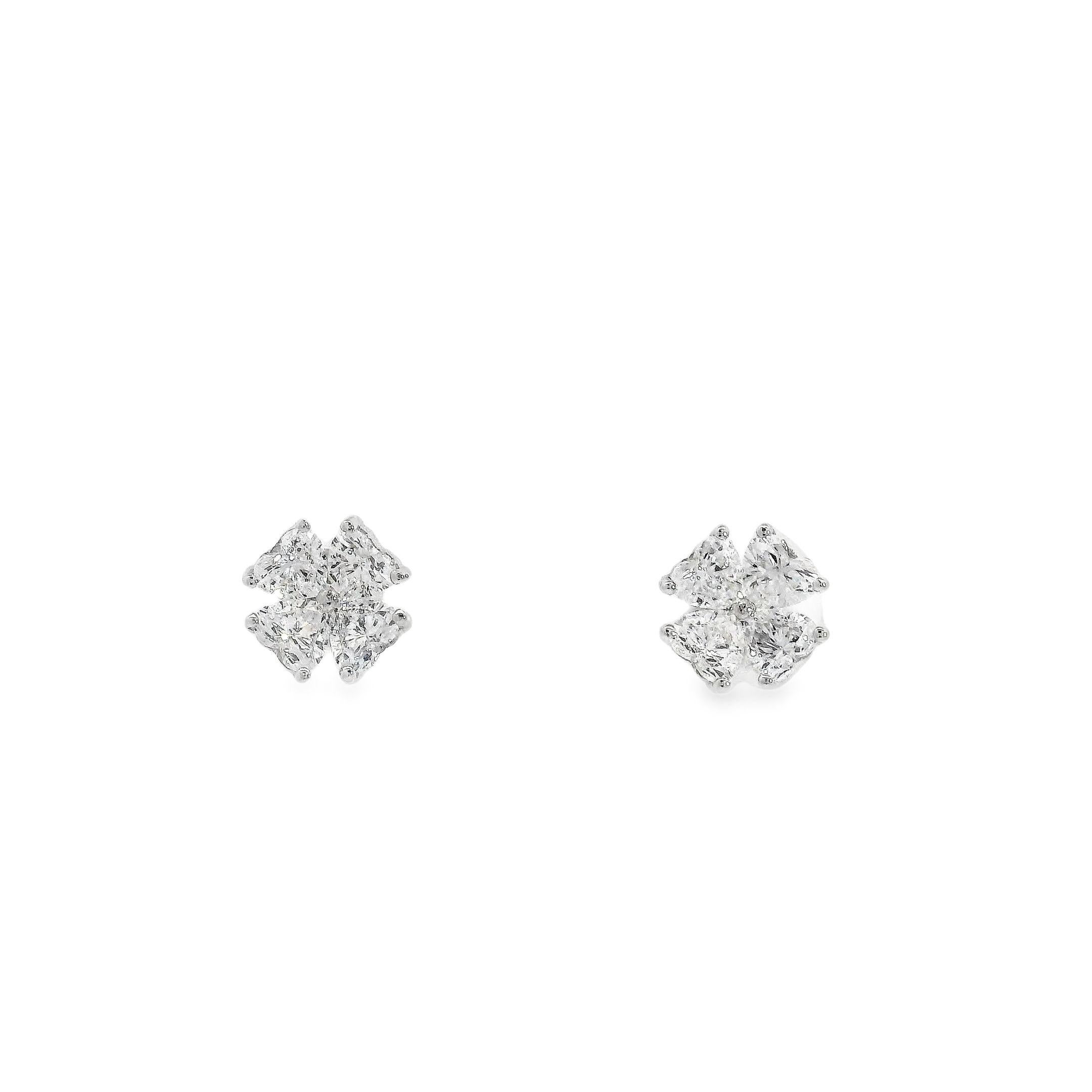 Ces exquises boucles d'oreilles florales en diamant sont une véritable œuvre d'art qui s'ajouterait de manière éblouissante à n'importe quelle collection de bijoux. Réalisée en or blanc 18 carats, chaque boucle d'oreille est ornée d'une gracieuse