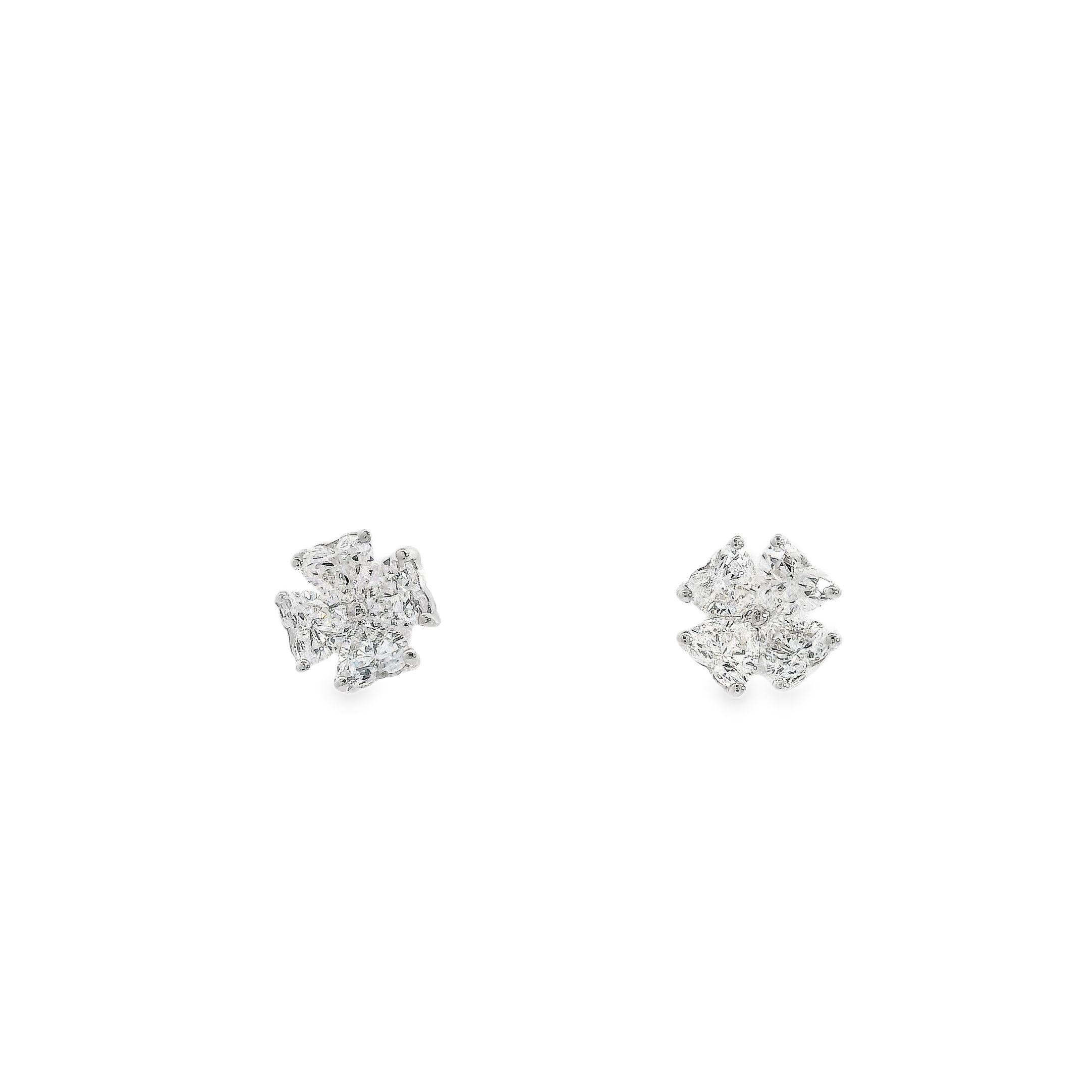 Contemporain Clous d'oreilles en or blanc 18 carats avec 4 diamants en forme de cœur en vente